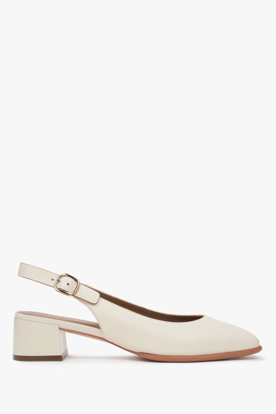 Jasnobeżowe czółenka damskie typu slingback na niskim obcasie Estro ER00116970.
