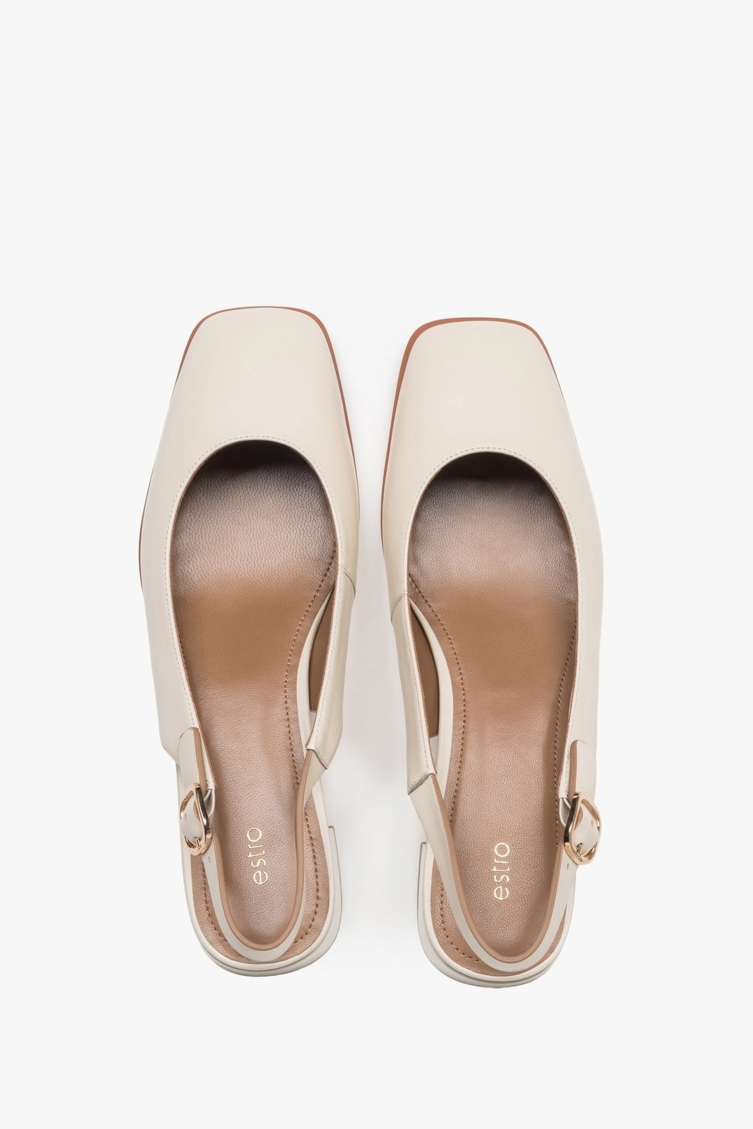 Jasnobeżowe czółenka marki Estro, o fasonie slingback, z wygodnym niskim obcasem.