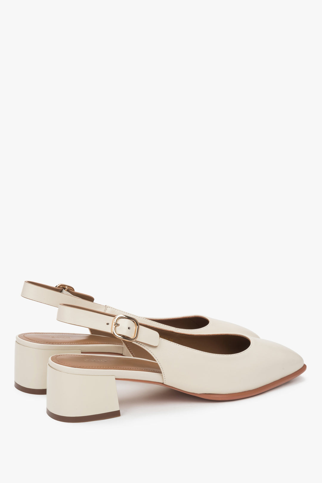 Jasnobeżowe czółenka typu slingback na niskim obcasie od Estro - zbliżenie na obcas.