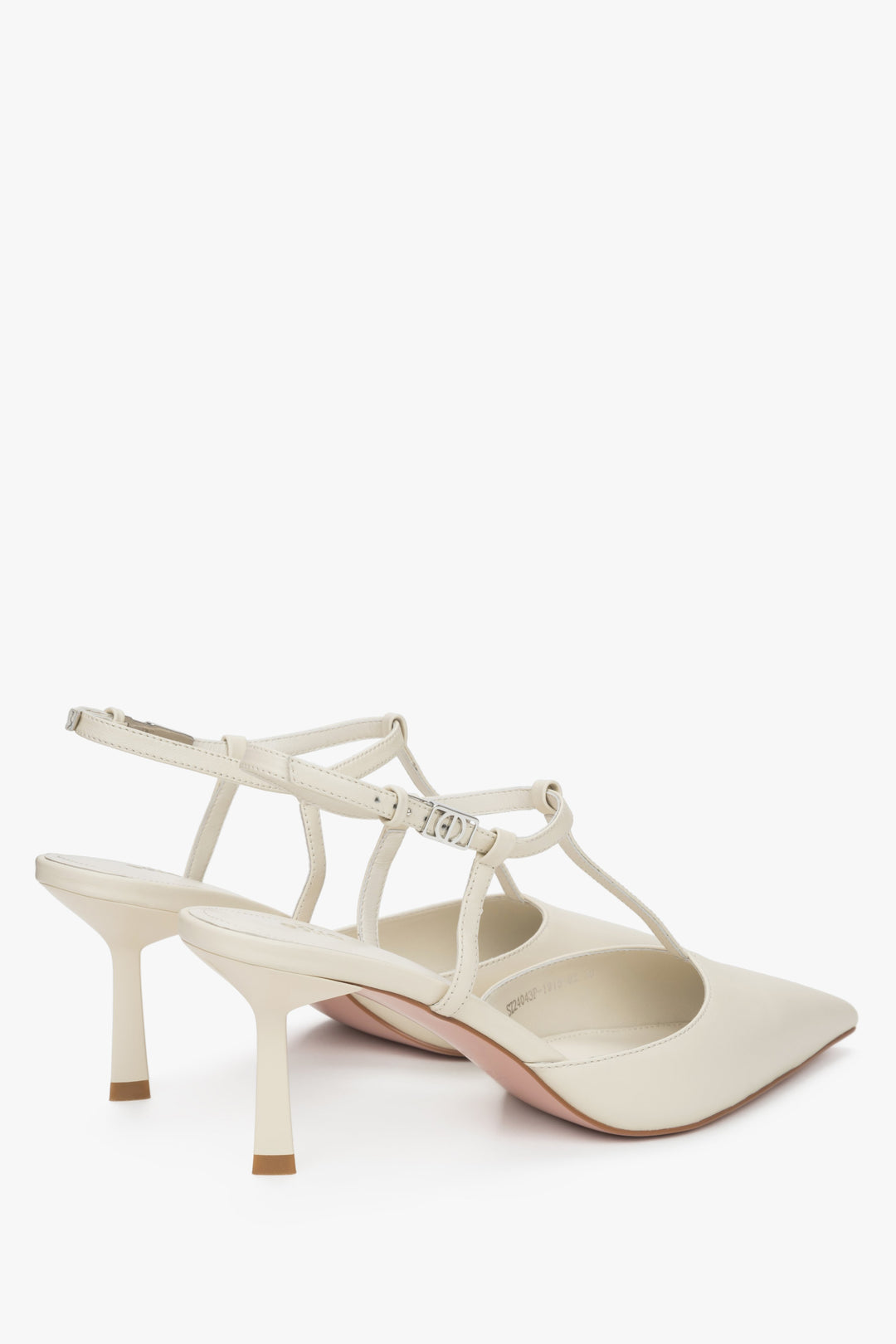 Delikatne jasnobeżowe czółenka damskie Estro, o fasonie slingback.