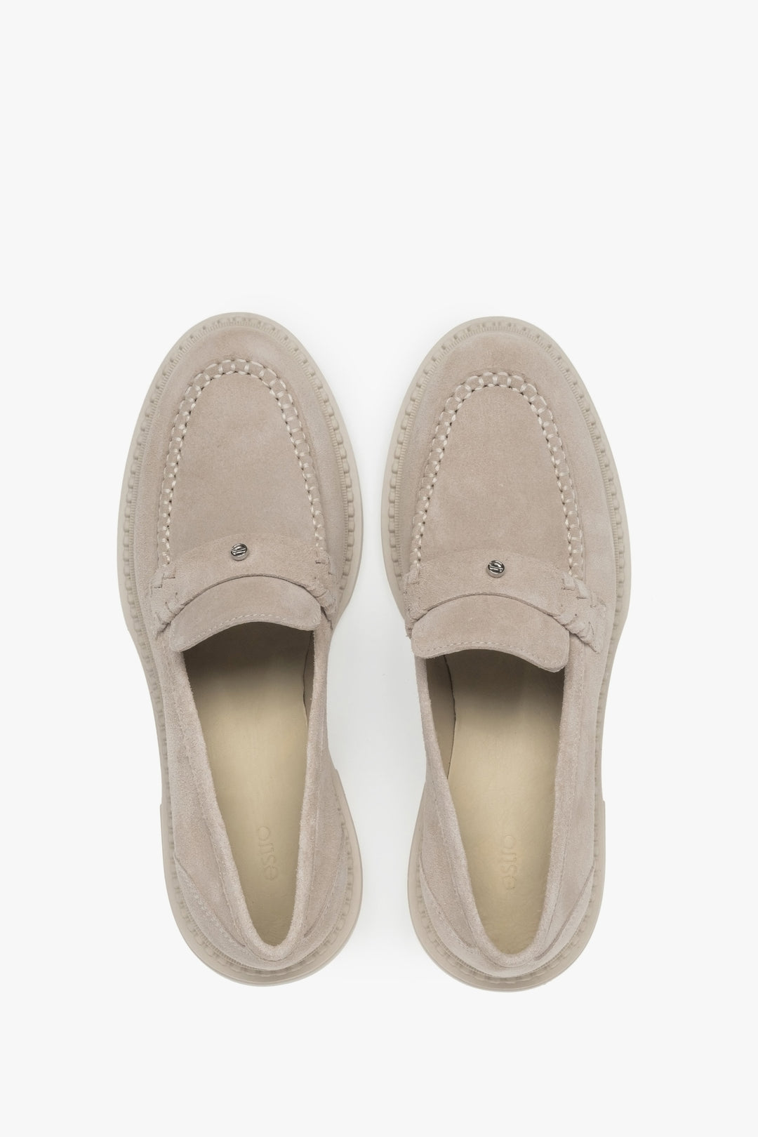 Loafersy z weluru naturalnego Premium marki Estro w jasnobeżowej kolorystyce - prezentacja z góry.