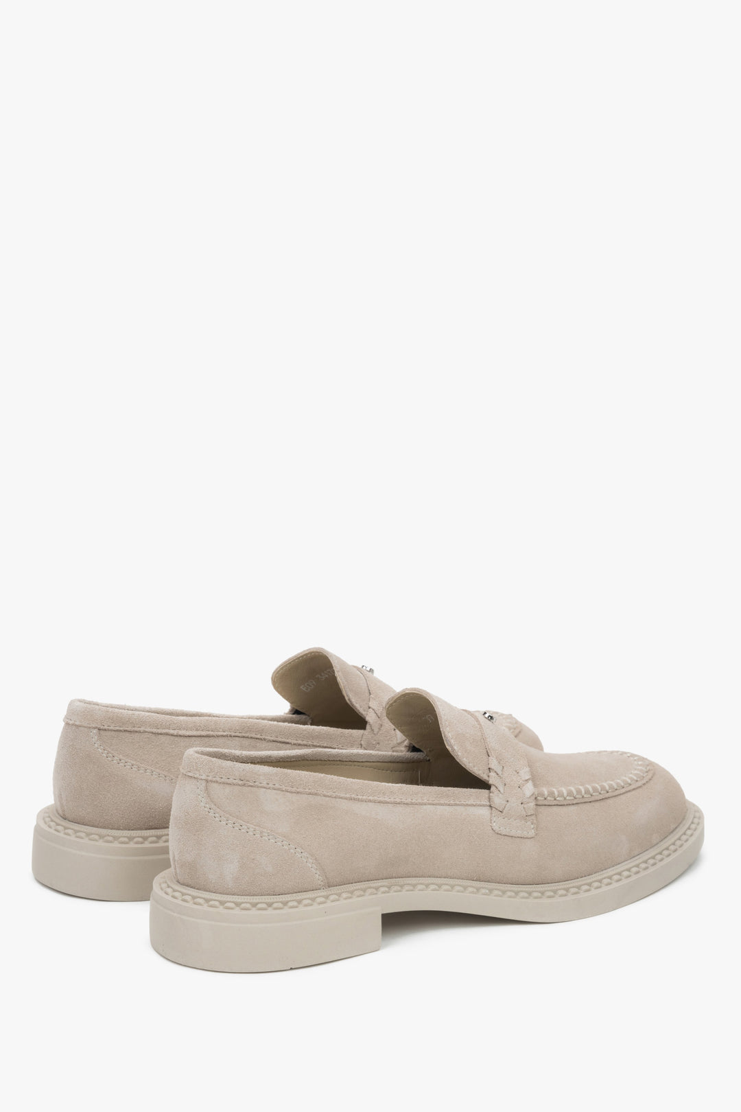 Stylowe jasnobeżowe loafersy damskie Estro typu Penny, wykonane z włoskiego weluru naturalnego Premium.