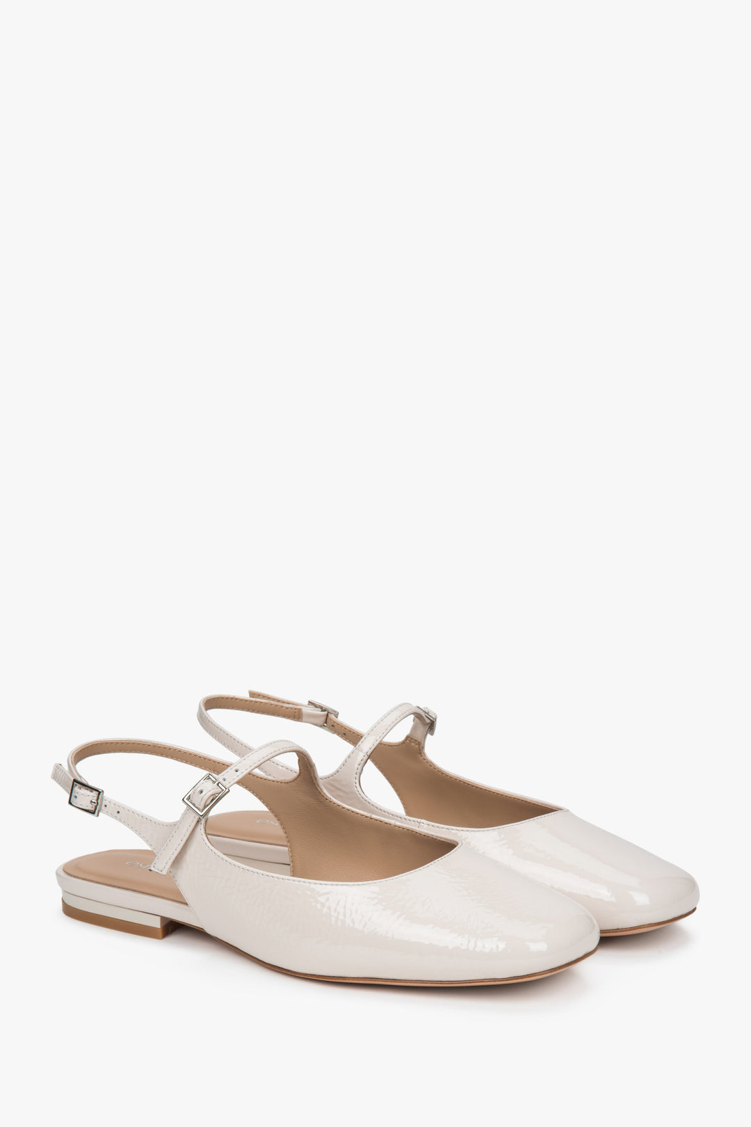 Eleganckie jasnobeżowe sandały damskie Estro, o fasonie slingback i z komfortowym, płaskim obcasem.