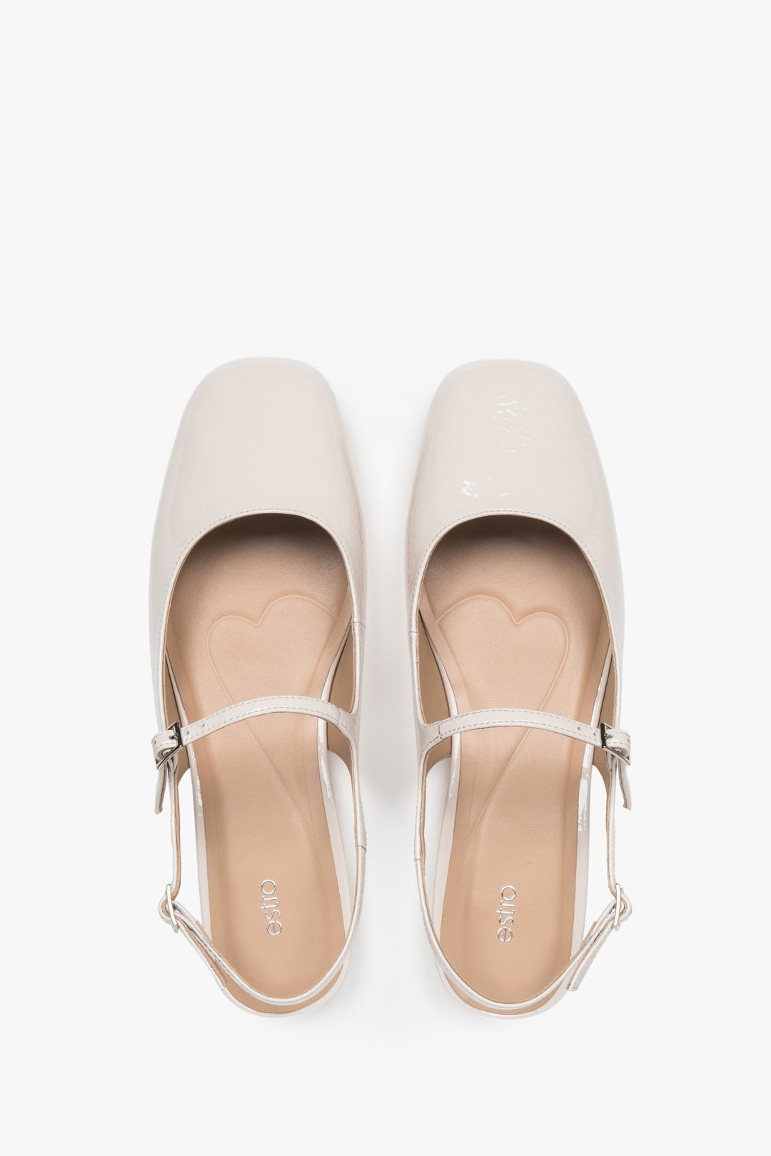 Komfortowe jasnobeżowe sandały damskie Estro, o fasonie slingback.