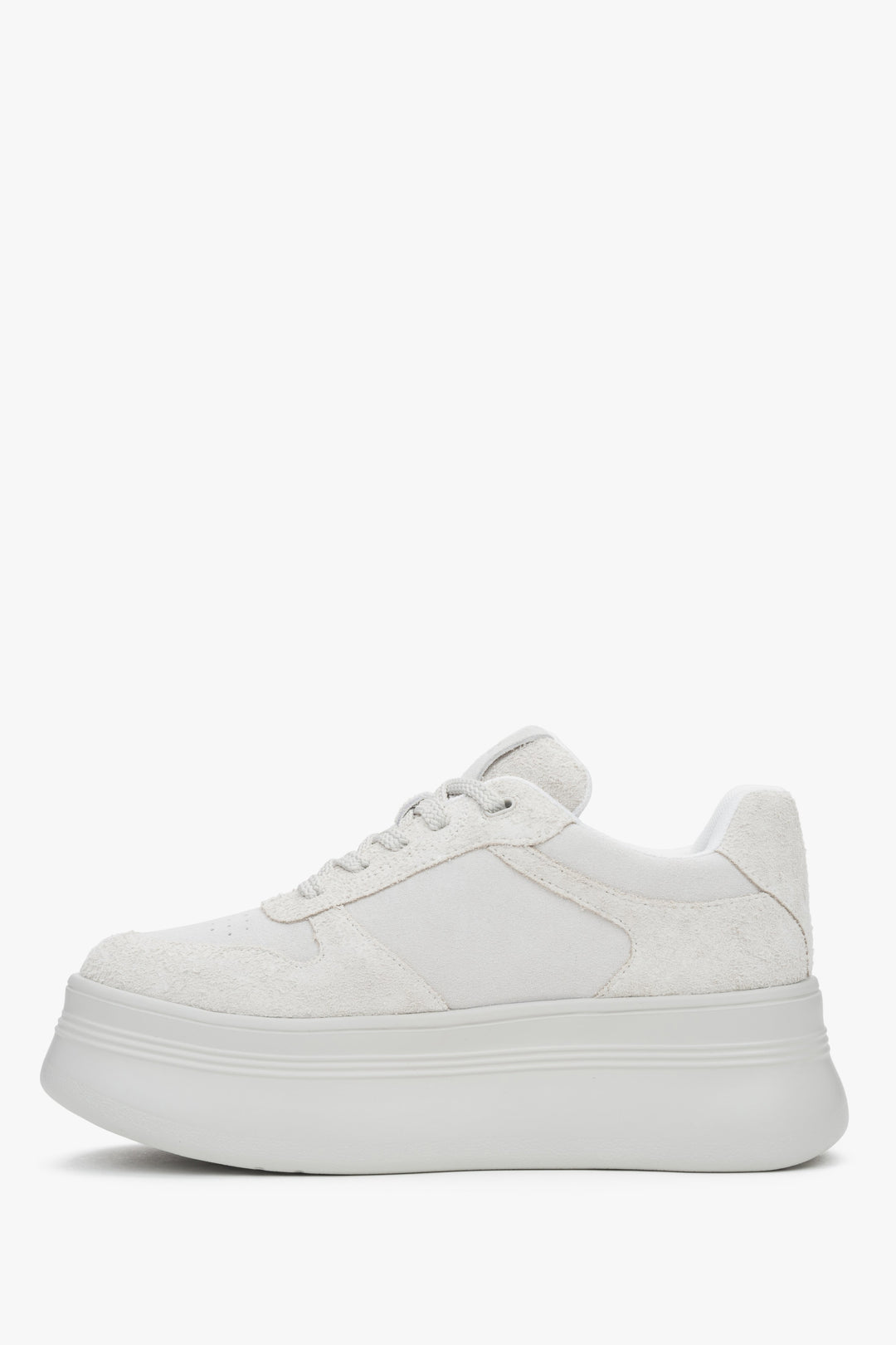 Komfortowe jasnobeżowe sneakersy damskie Estro, uszyte z przyjemnego weluru i posiadające wygodną, wysoką platformę.