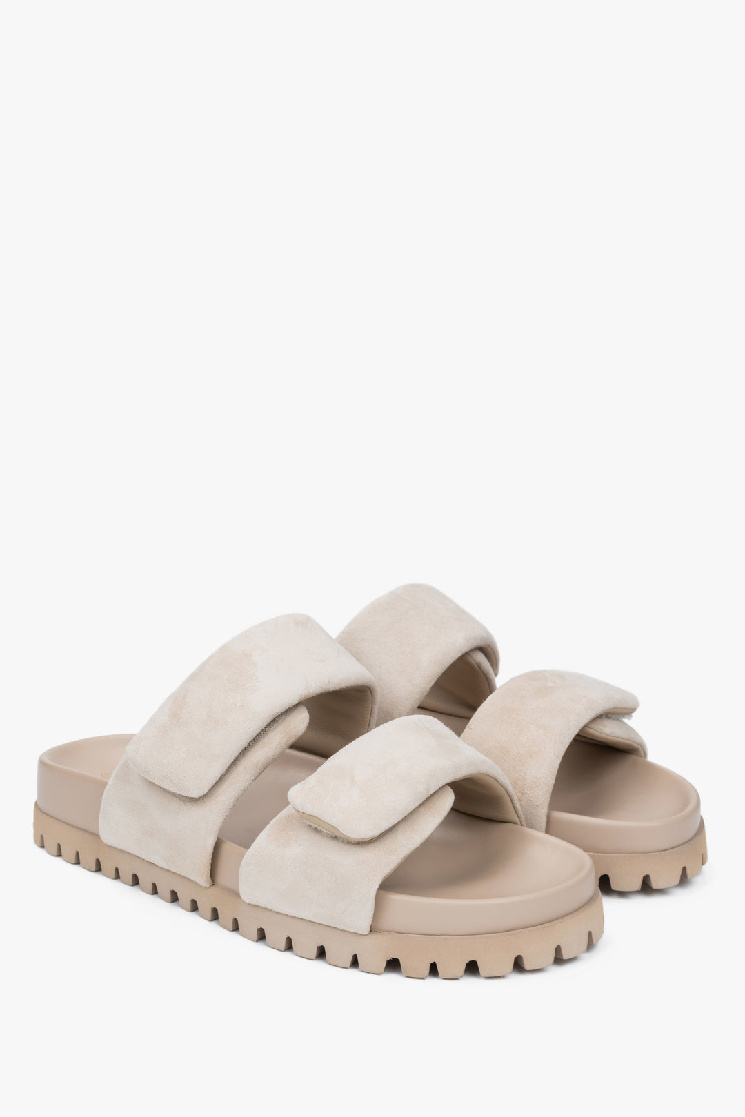 Komfortowe jasnobeżowe klapki damskie Estro, wykonane z miękkiego weluru i wyposażone w delikatne paski dla wyjątkowej wygody.