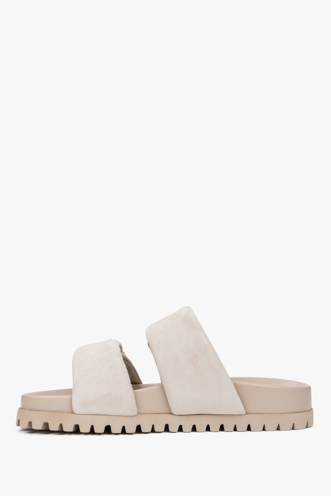 Stylowe jasnobeżowe klapki damskie Estro, uszyte z przyjemnego w dotyku weluru i posiadające miękkie paski, idealne na lato.