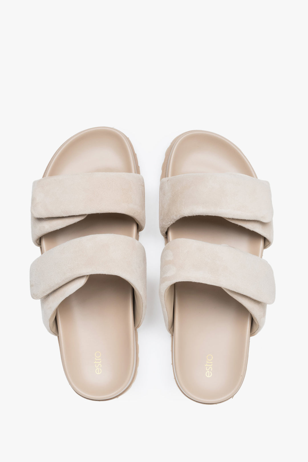 Jasnobeżowe klapki z weluru marki Estro, idealne na co dzień, z miękkimi paskami zapewniającymi komfort przez cały dzień.