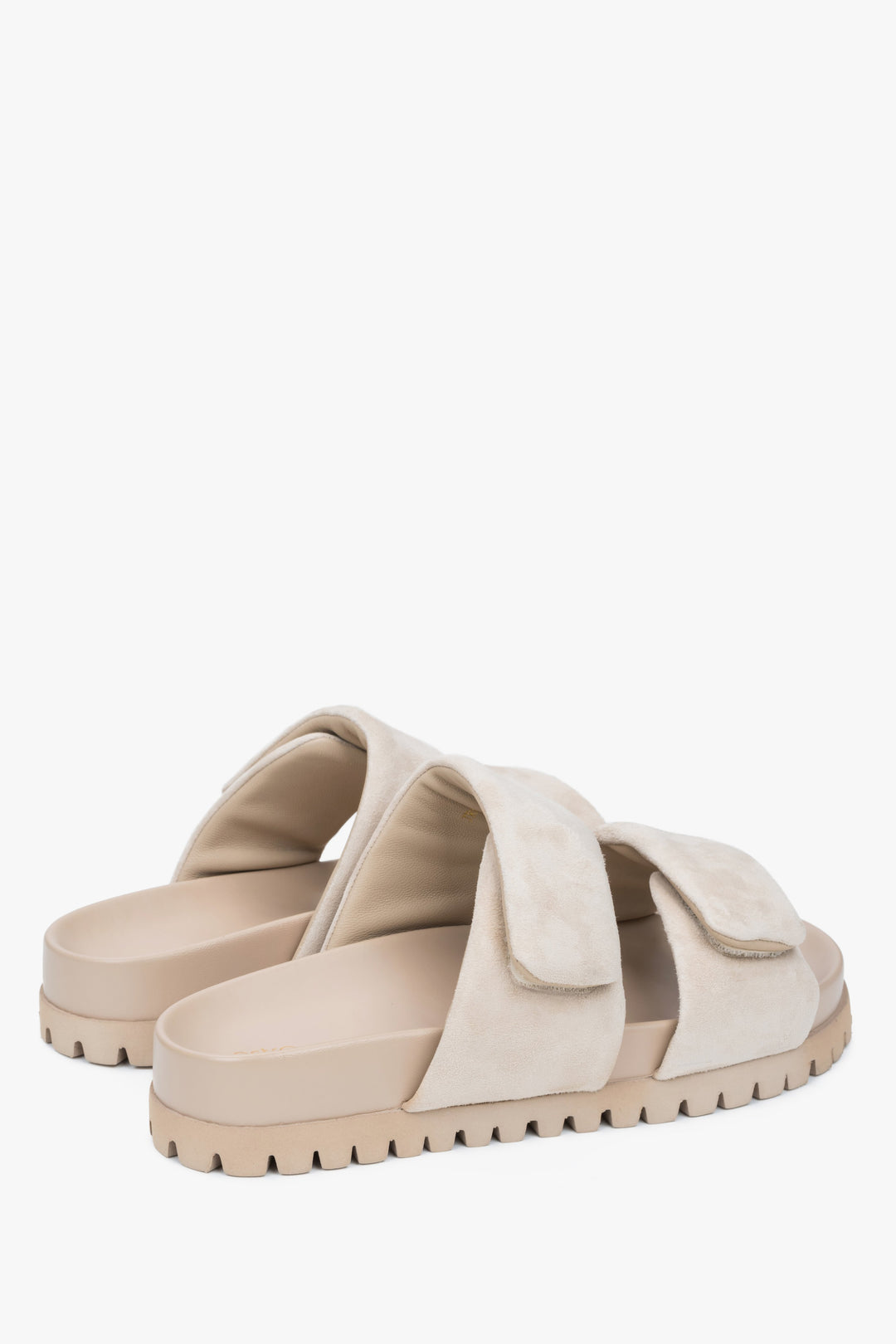 Eleganckie jasnobeżowe klapki damskie Estro, wykonane z weluru i wyposażone w miękkie paski, zapewniające delikatne dopasowanie do stopy.