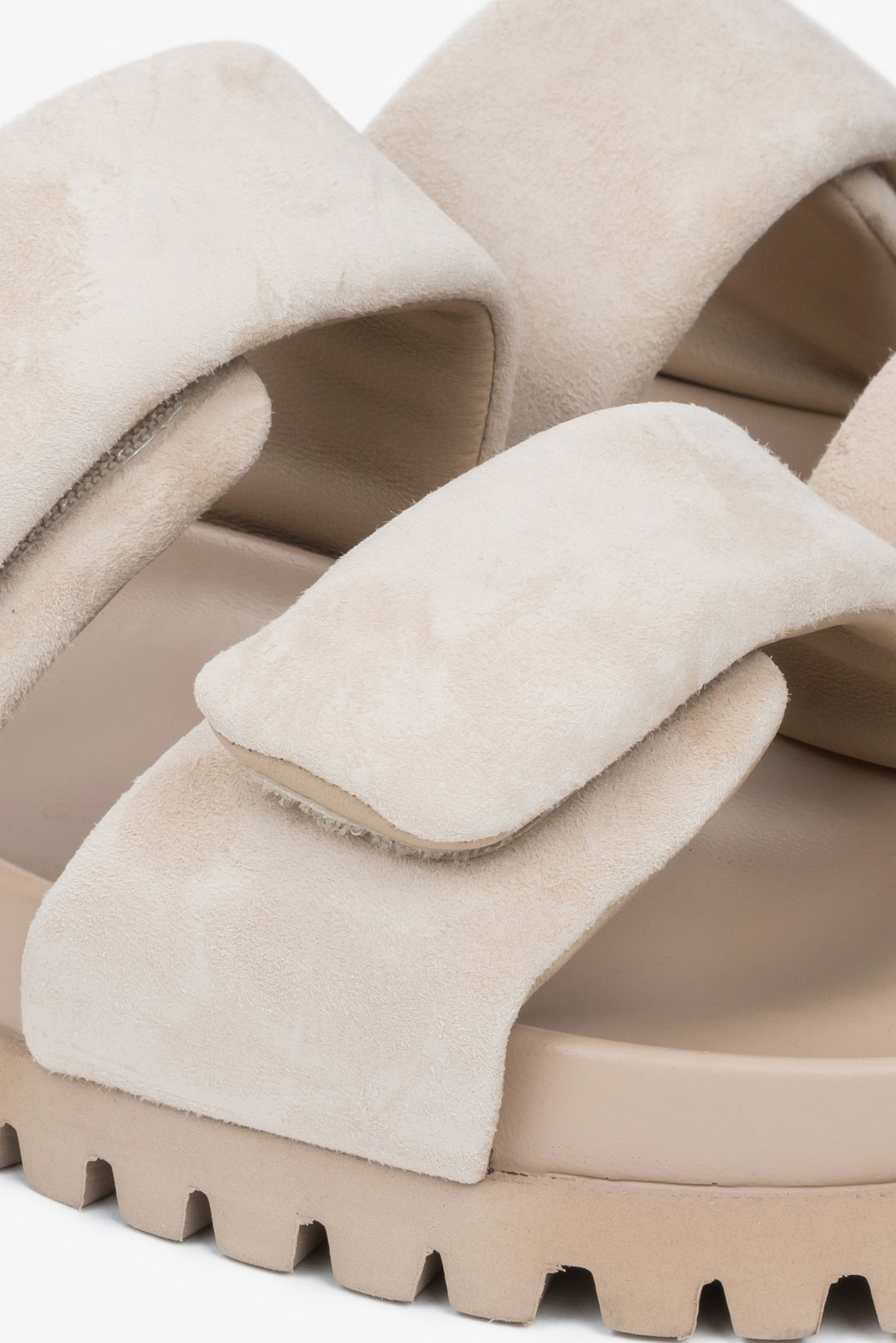 Jasnobeżowe welurowe klapki damskie Estro - połączenie welurowej miękkości i delikatnych pasków, gwarantujące wygodę i subtelny wygląd.