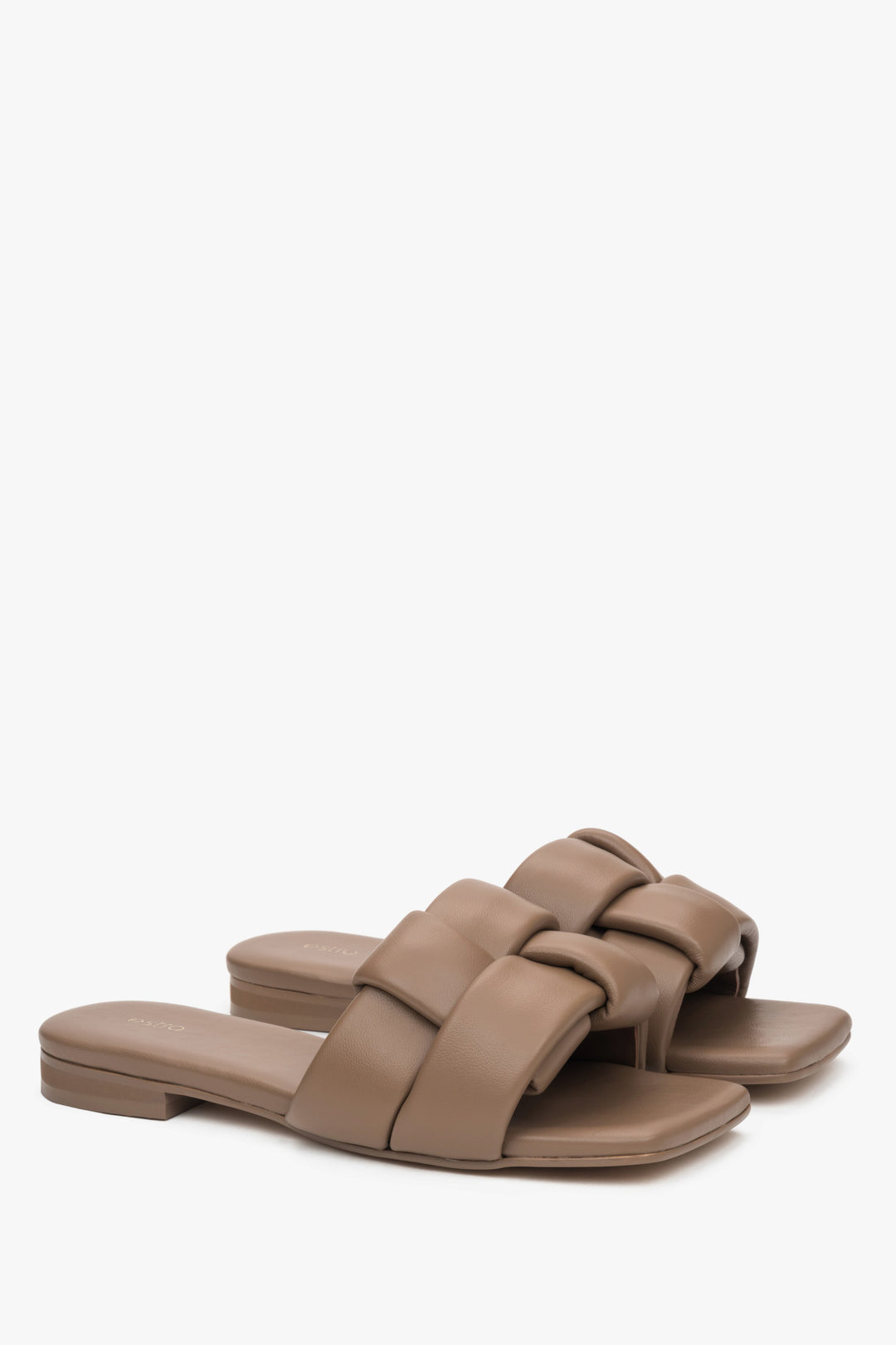 Stylowe jasnobrązowe klapki damskie Estro, uszyte ze skóry naturalnej, zapewniające swobodę i wygodę dzięki płaskiej podeszwie.