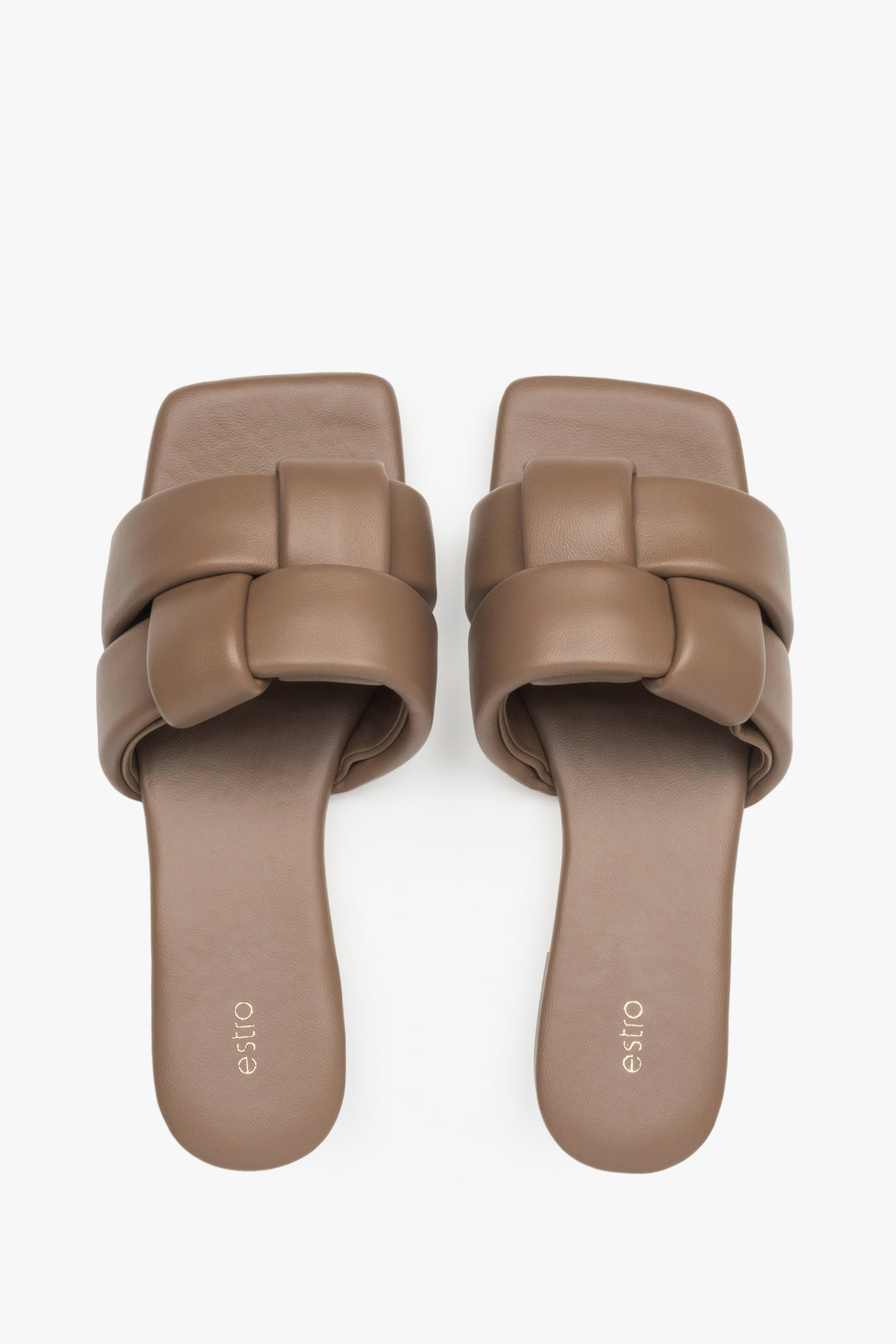 Uniwersalne jasnobrązowe klapki damskie Estro, wykonane ze skóry naturalnej, zapewniające komfort i swobodę ruchów w ciepłe dni.