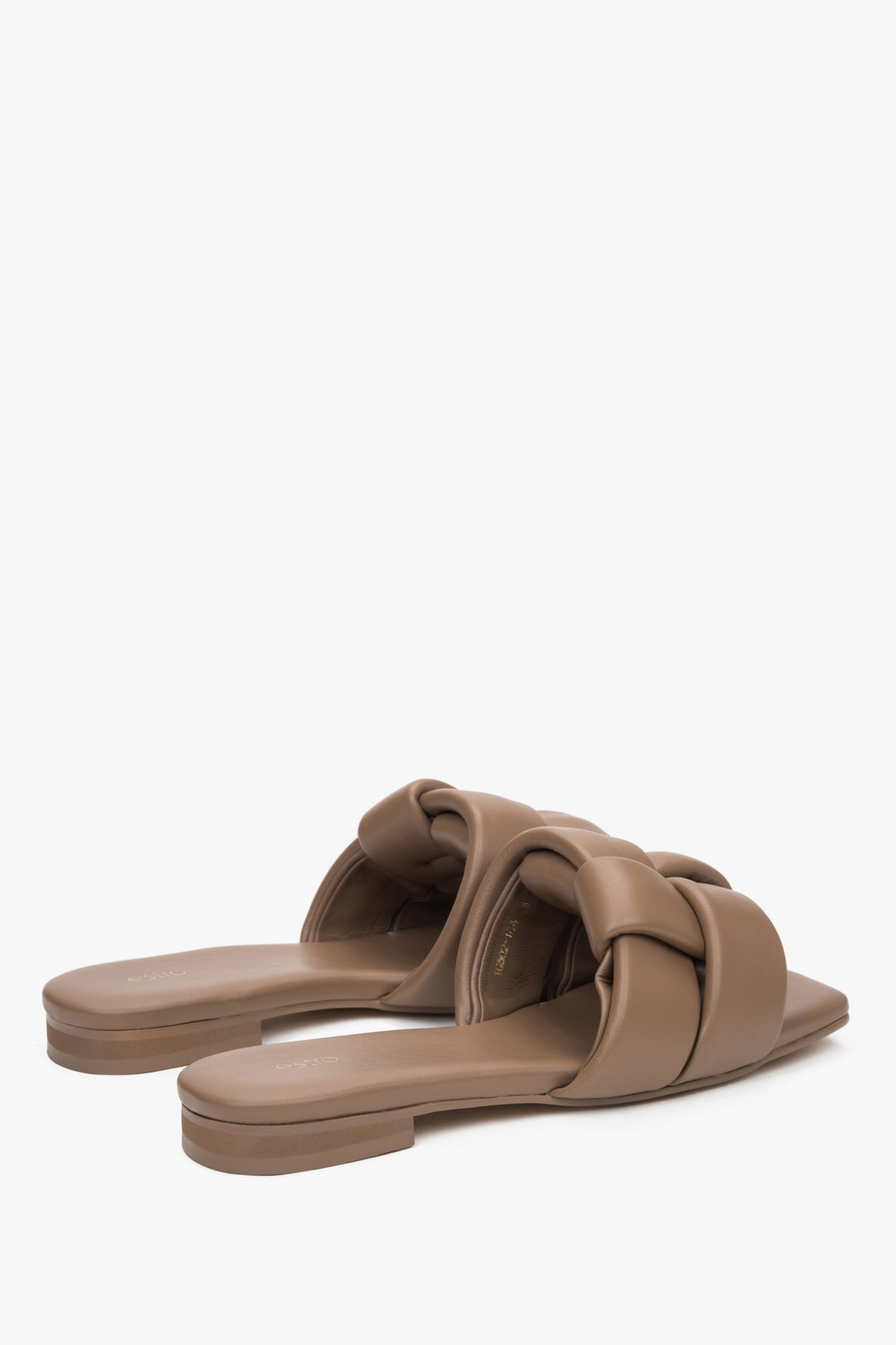 Jasnobrązowe płaskie klapki damskie ze skóry naturalnej od Estro - kwintesencja letniej wygody i naturalnego stylu.