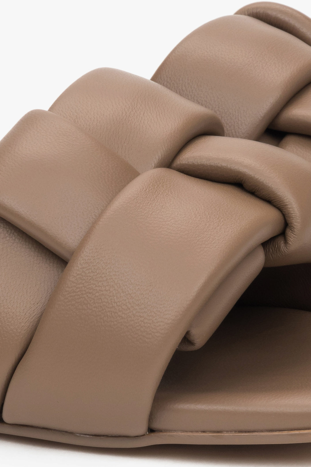 Klapki damskie Estro w kolorze jasnego brązu, wykonane ze skóry naturalnej - zbliżenie na detale.