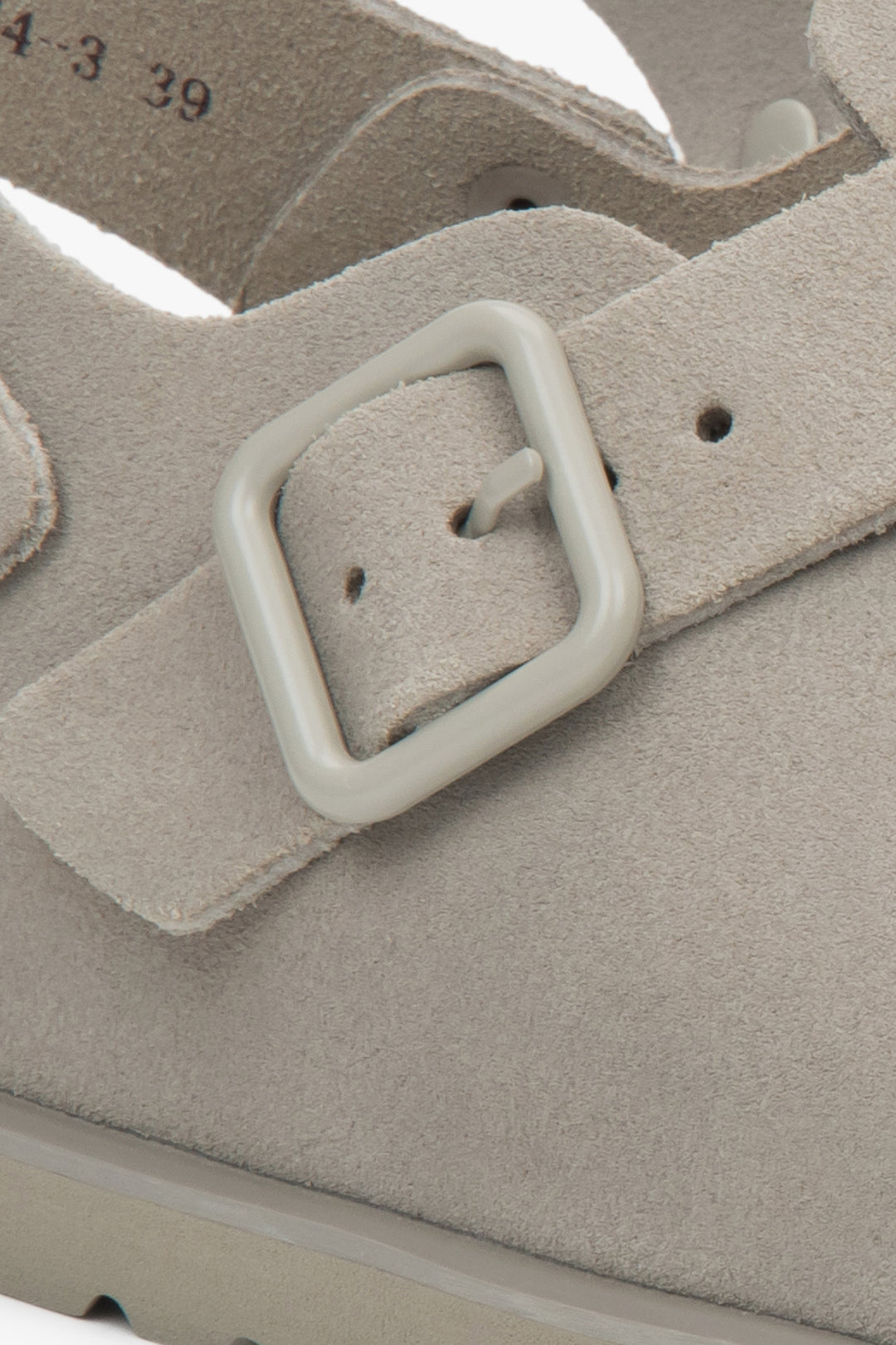 Jasnoszare chodaki damskie z weluru naturalnego od Estro - detale.