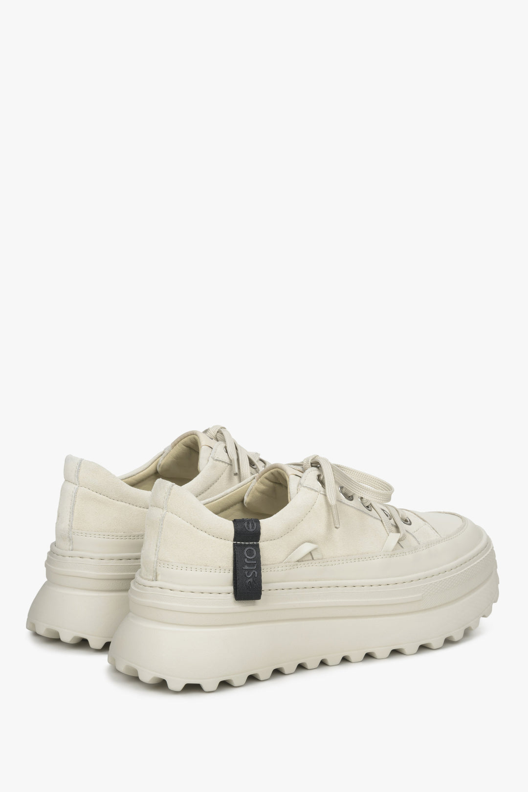 Beżowe trampki damskie Estro - zbliżenie na linię boczną i zapiętek butów.