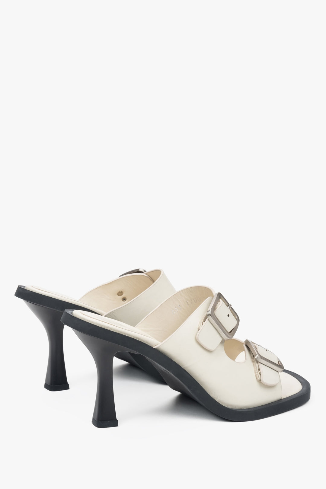 Skórzane, białe klapki damskie Estro na szpilce - prezentacja czarnej podeszwy i obcasa butów.