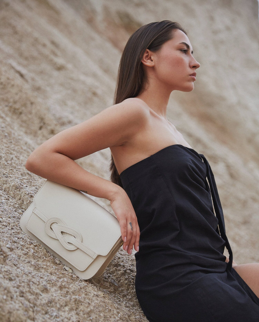 Beżowa torebka damska na ramię z włoskiej skóry naturalnej Estro ER00112981