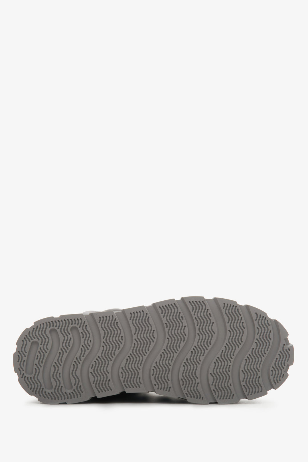 Damskie, skórzane śniegowce z ociepleniem Estro -zbliżenie na podeszwę modelu w kolorze szarym.