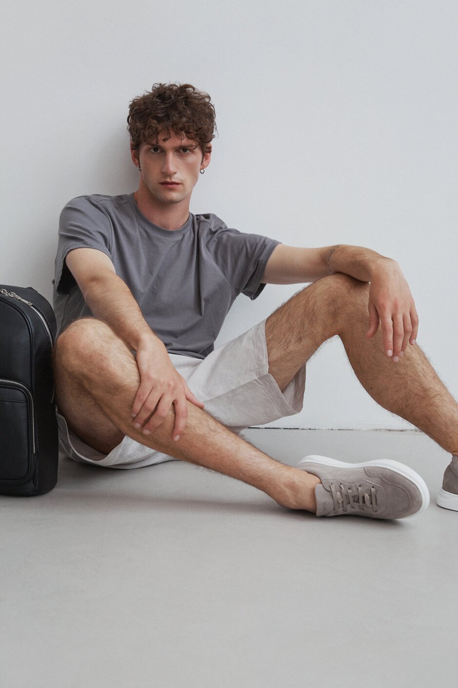 Szare trampki męskie z włoskiego weluru naturalnego Estro ER00112951