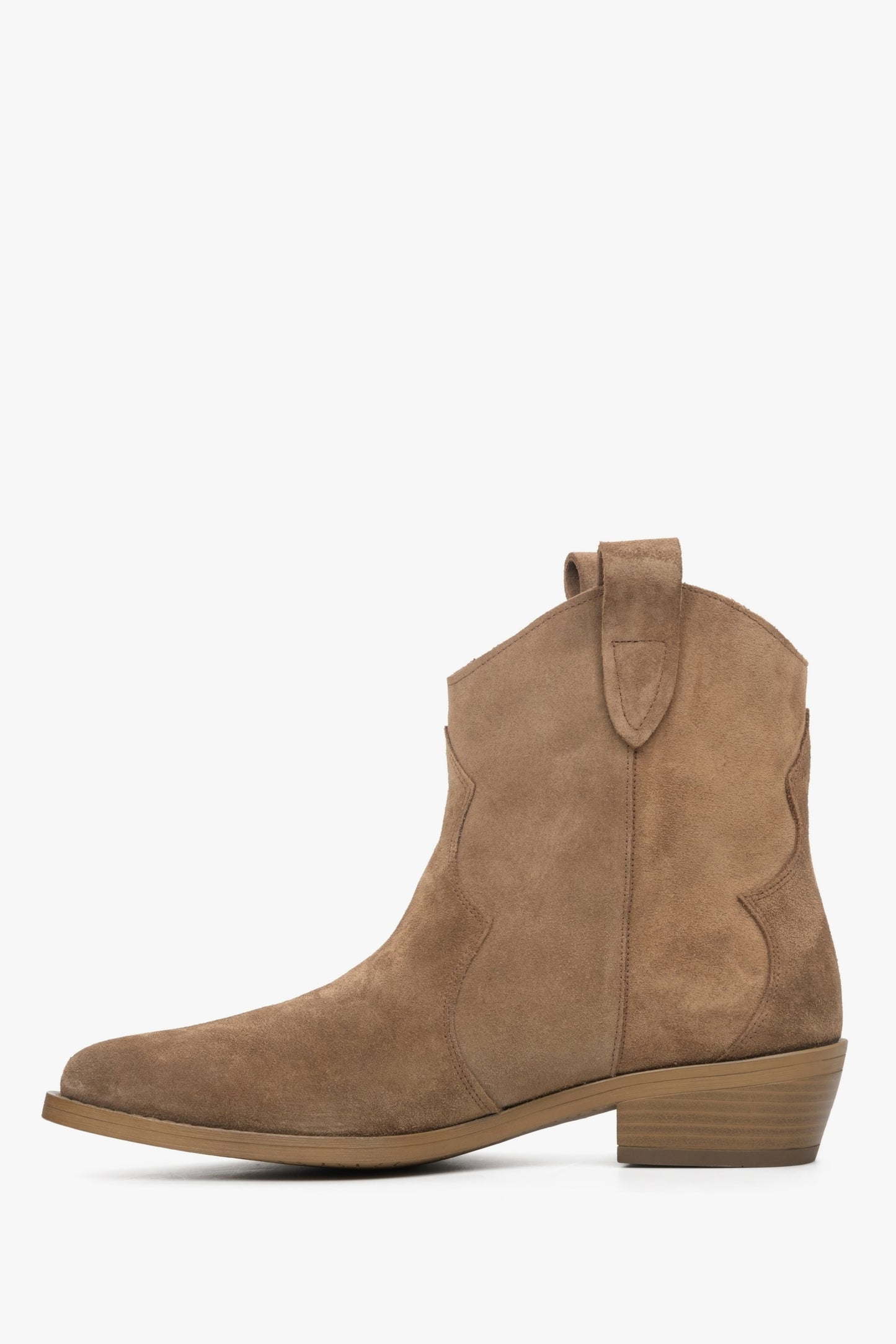 Kowbojki damskie w kolorze brązowym z weluru naturalnego Estro - profil buta.