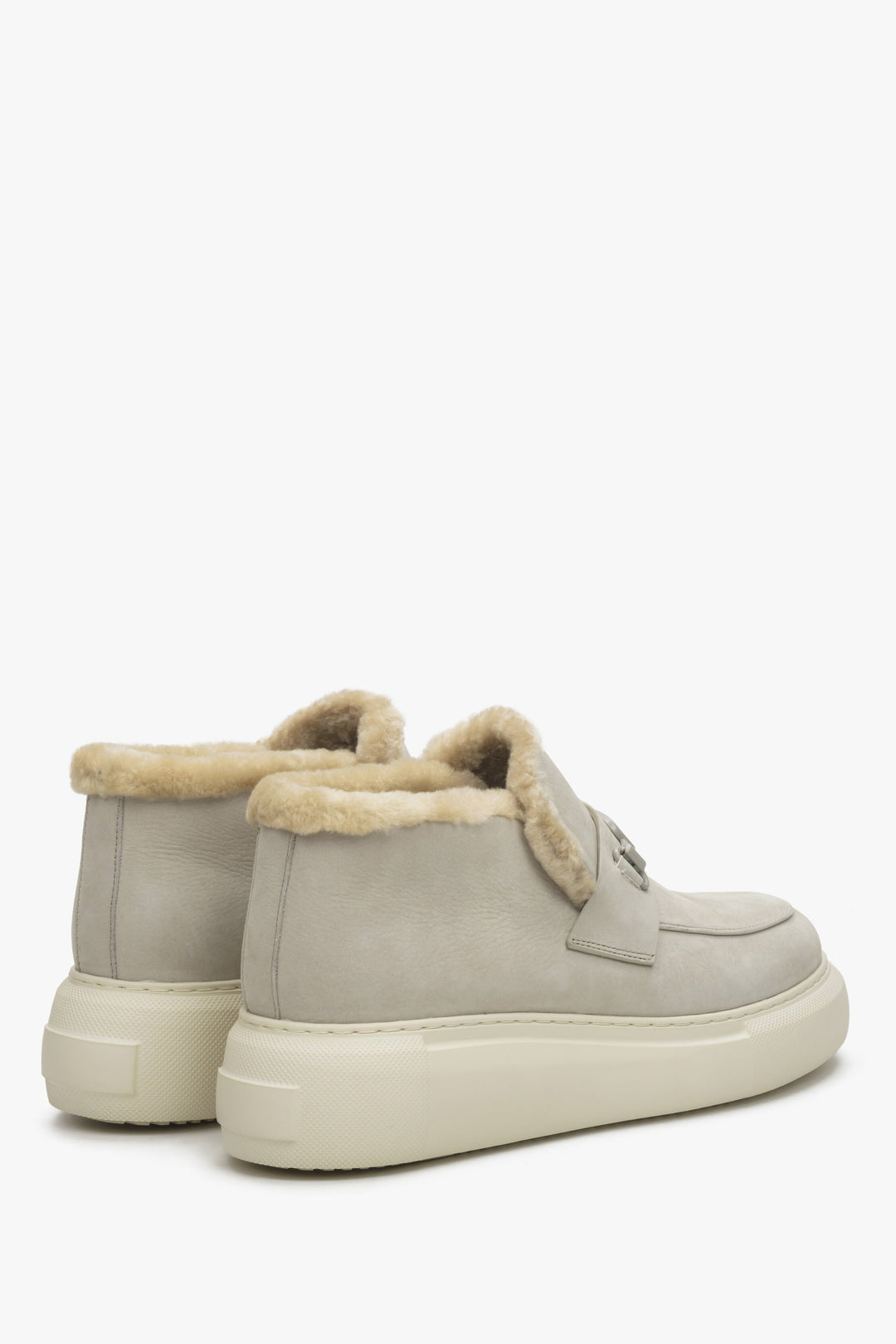 Zimowe botki damskie w kolorze szarym z futrzanym wypełnieniem - zbliżenie na tył butów marki Estro.