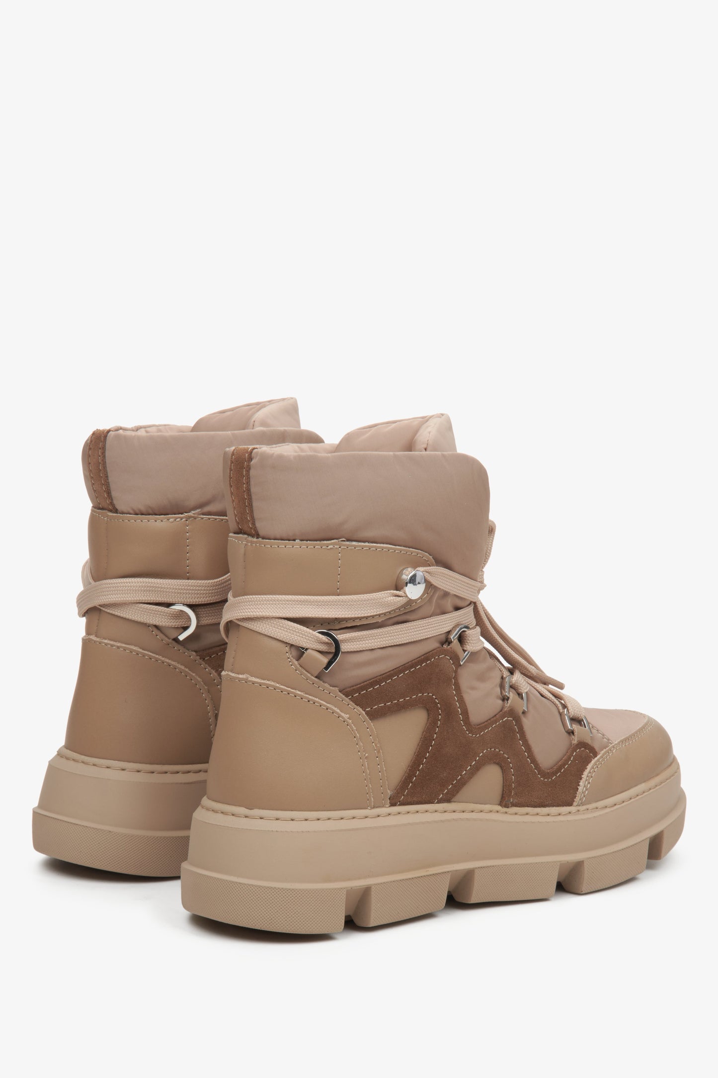 Buty damskie ocieplane na zimę Estro w kolorze brązowym - zbliżenie na zapiętek i przyszwę boczną.