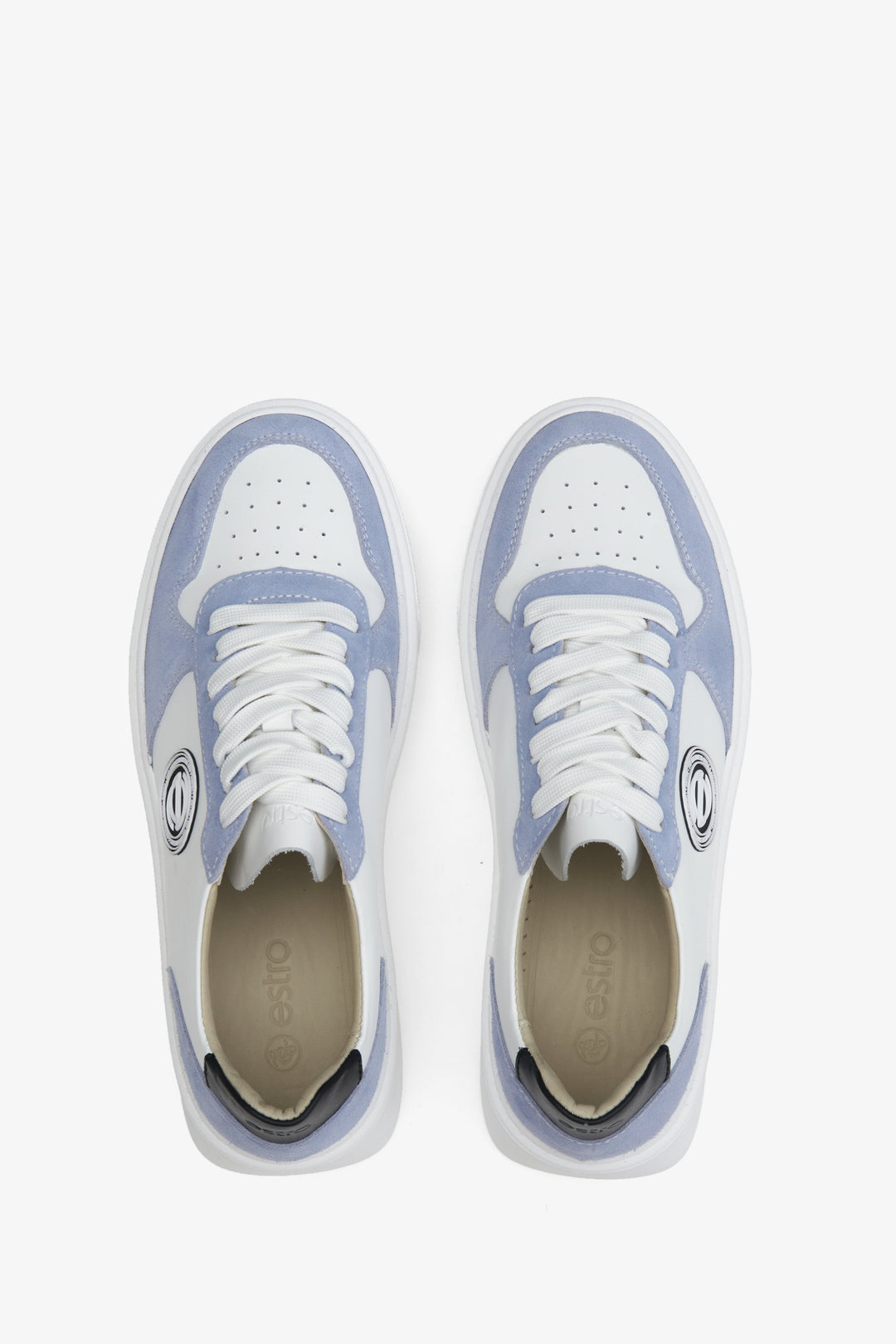 Biało-niebieskie sneakersy damskie na wiosnę i jesień Estro - prezentacja obuwia z góry.