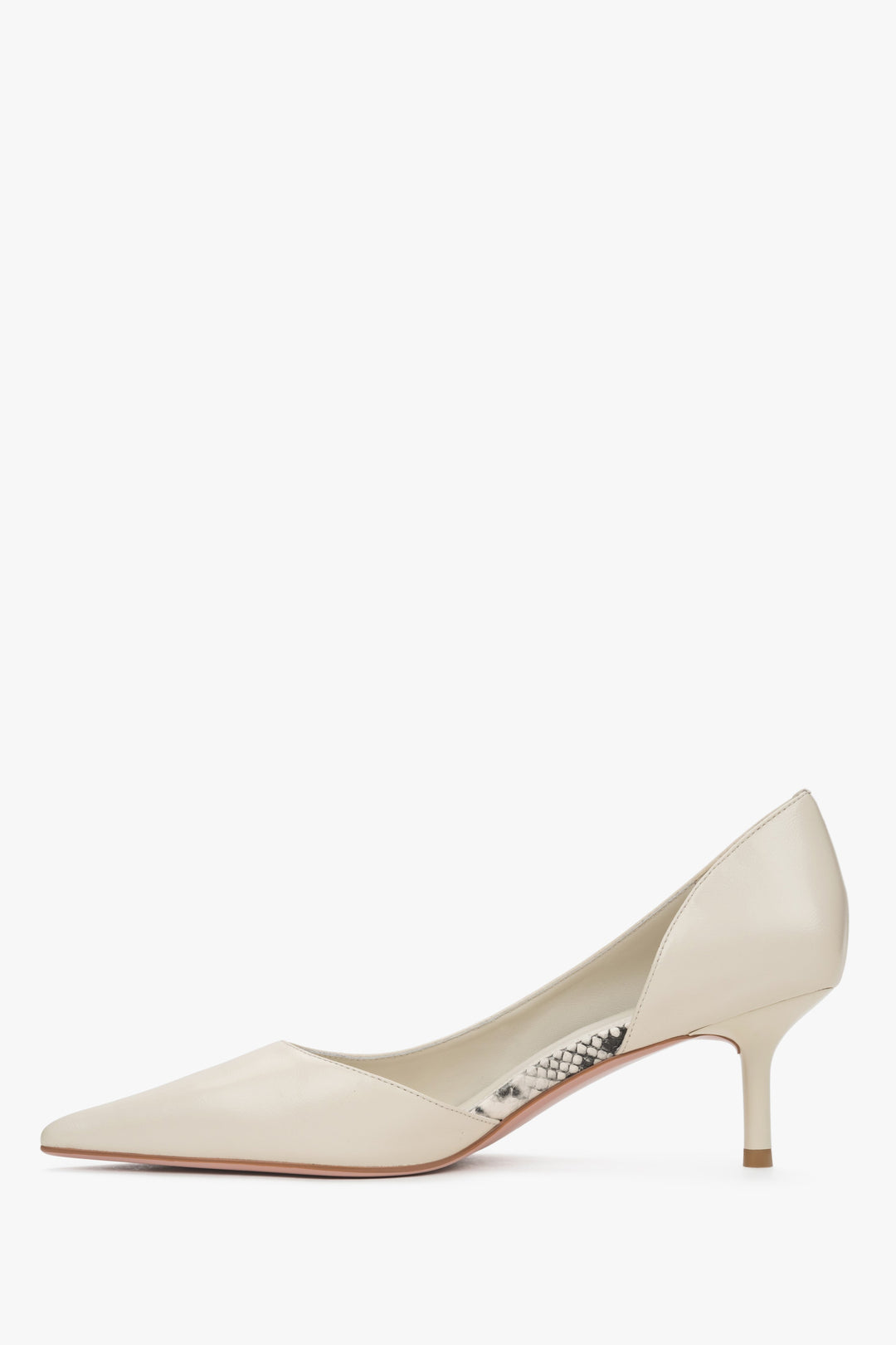 Stylowe beżowe szpilki damskie, uszyte ze skóry naturalnej, o klasycznym kroju i niskim, komfortowym obcasie.