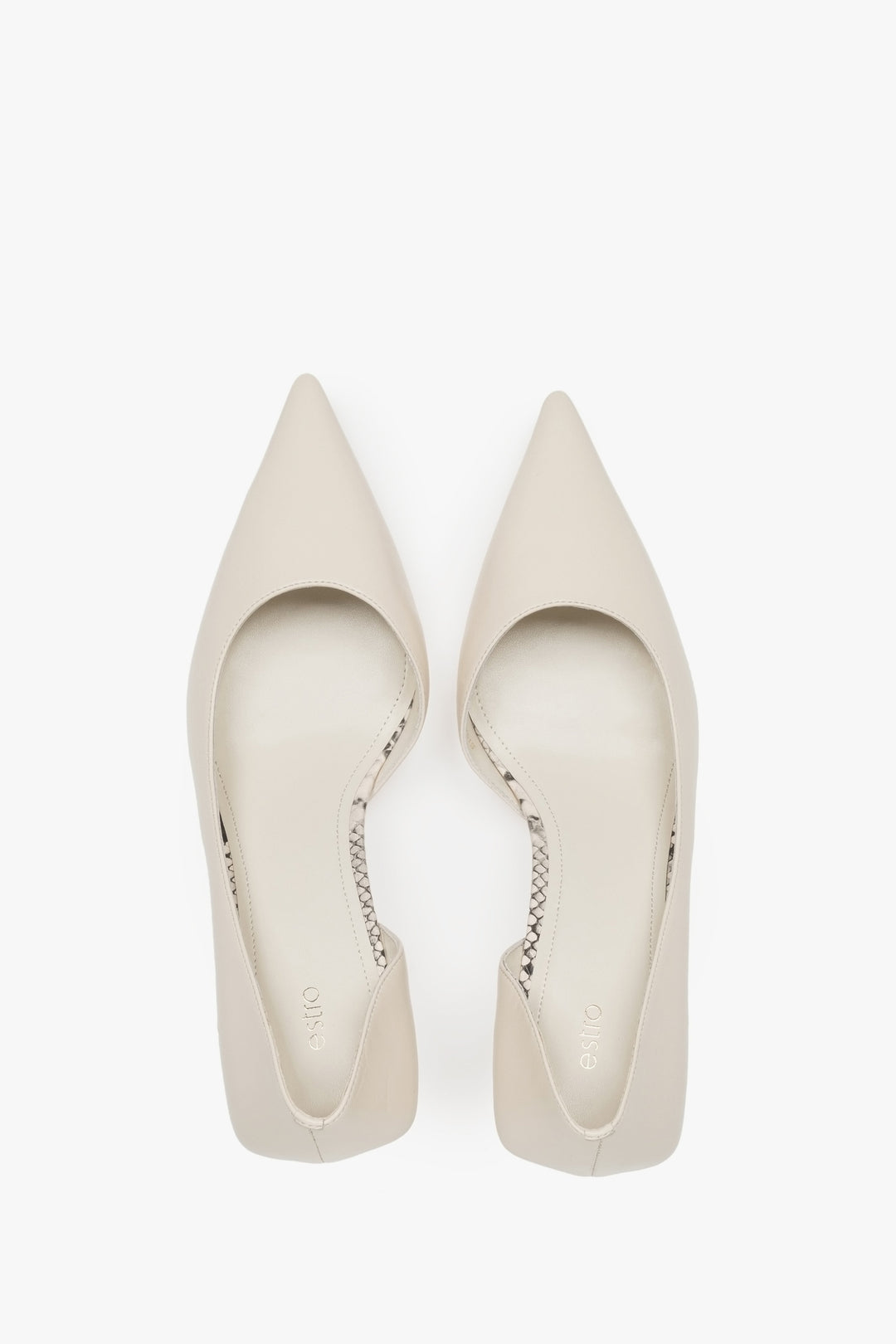 Ponadczasowe beżowe szpilki damskie ze skóry naturalnej - prezentacja z góry.