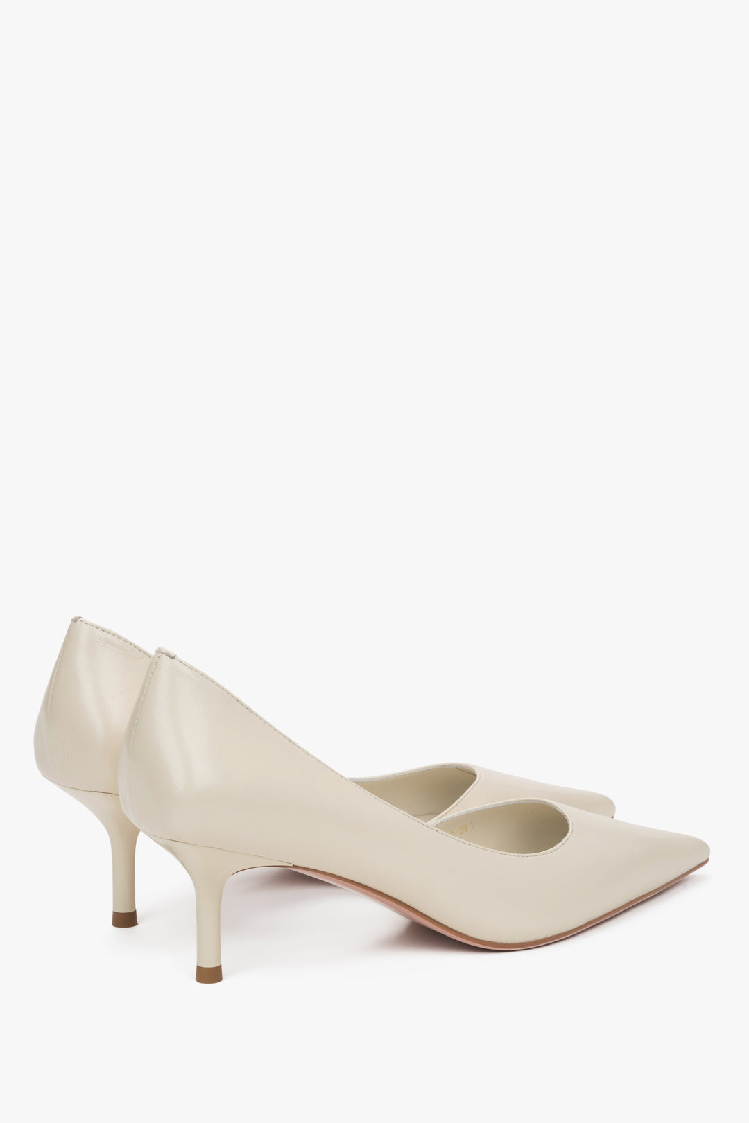 Uniwersalne beżowe szpilki damskie, wykonane ze skóry naturalnej i osadzone na stabilnym, niskim obcasie.