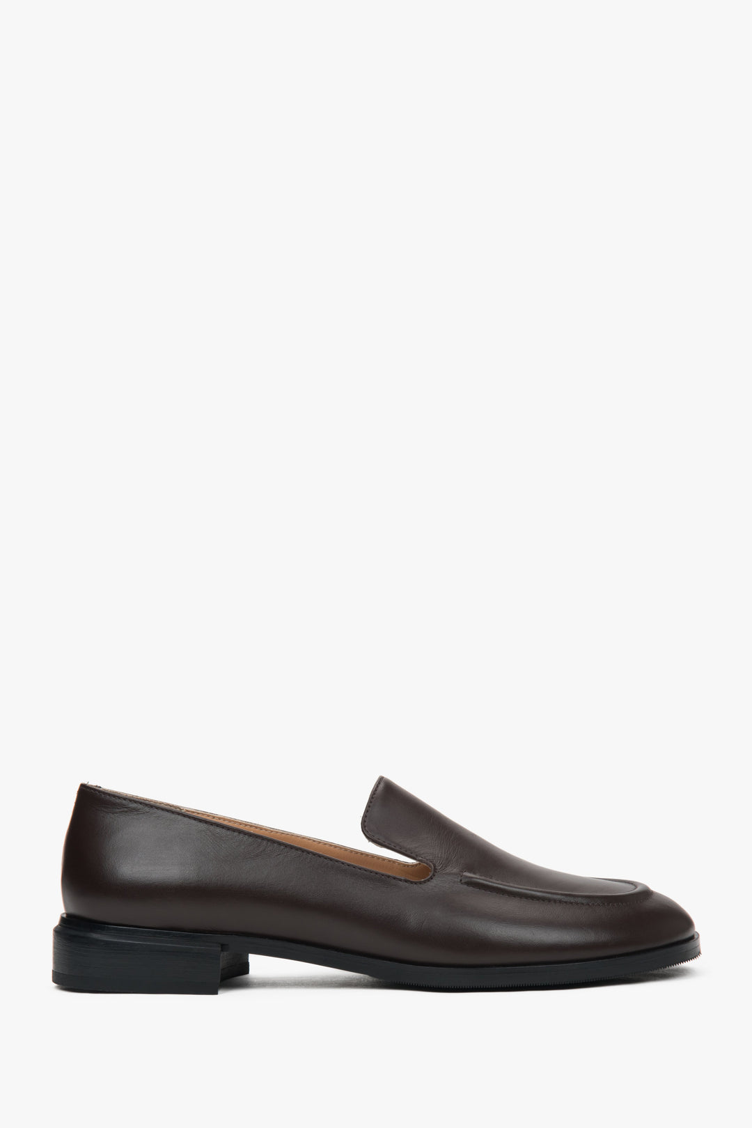 Klasyczne ciemnobrązowe loafersy damskie ze skóry naturalnej Estro ER00117367.