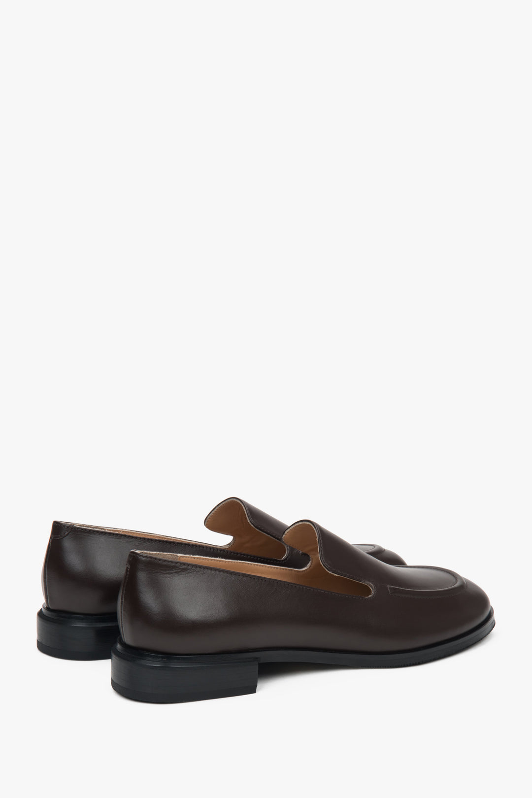 Komfortowe i eleganckie loafersy damskie Estro w klasycznym ciemnobrązowym kolorze, wykonane ze skóry naturalnej - zbliżenie na zapiętek.