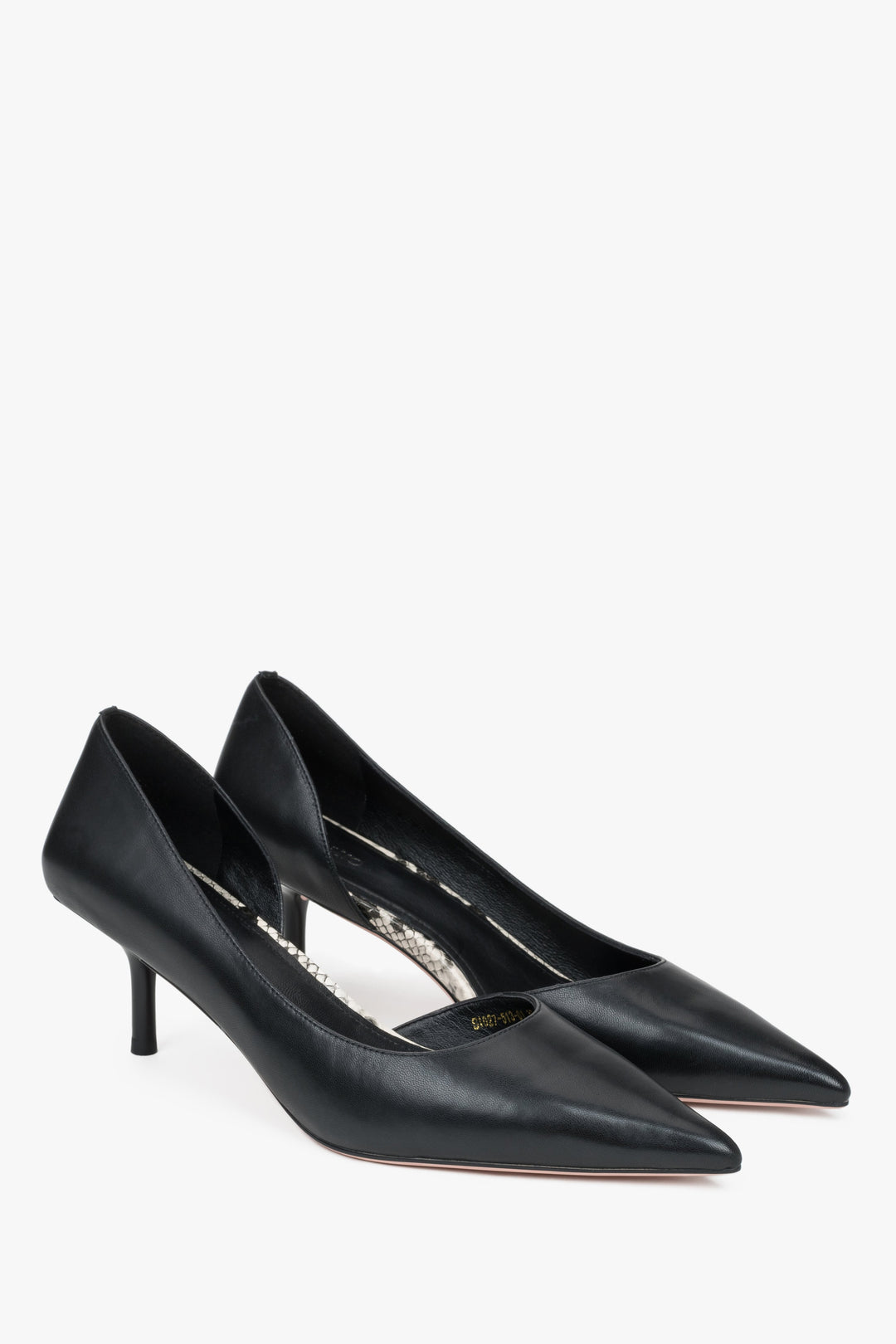 Klasyczne czarne szpilki damskie Estro, wykonane ze skóry naturalnej, osadzone na wygodnym, niskim obcasie.