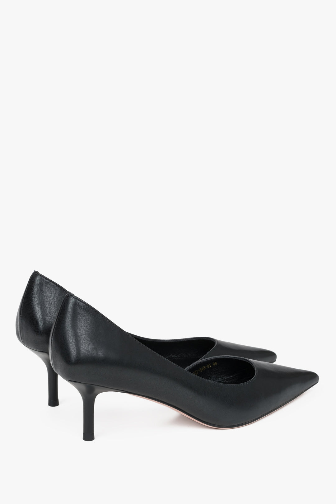 Uniwersalne czarne szpilki damskie Estro, wykonane ze skóry naturalnej i osadzone na stabilnym, niskim obcasie.