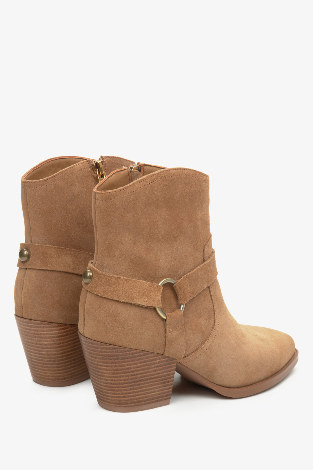 Zamszowe niskie brązowe kowbojki damskie Estro - zbliżenie na linię boczną i linię pięty.