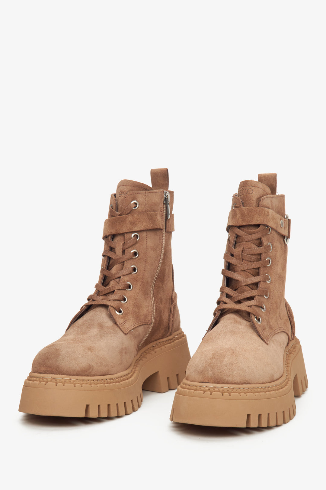 Welurowe brązowe botki damskie Estro - prezentacja czubak buta.