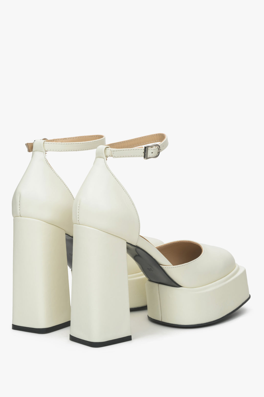 Sandały damskie mleczno-beżowe ze skóry naturalnej Estro na słupku i platformie - prezentacja zapiętka butów i obcasa.