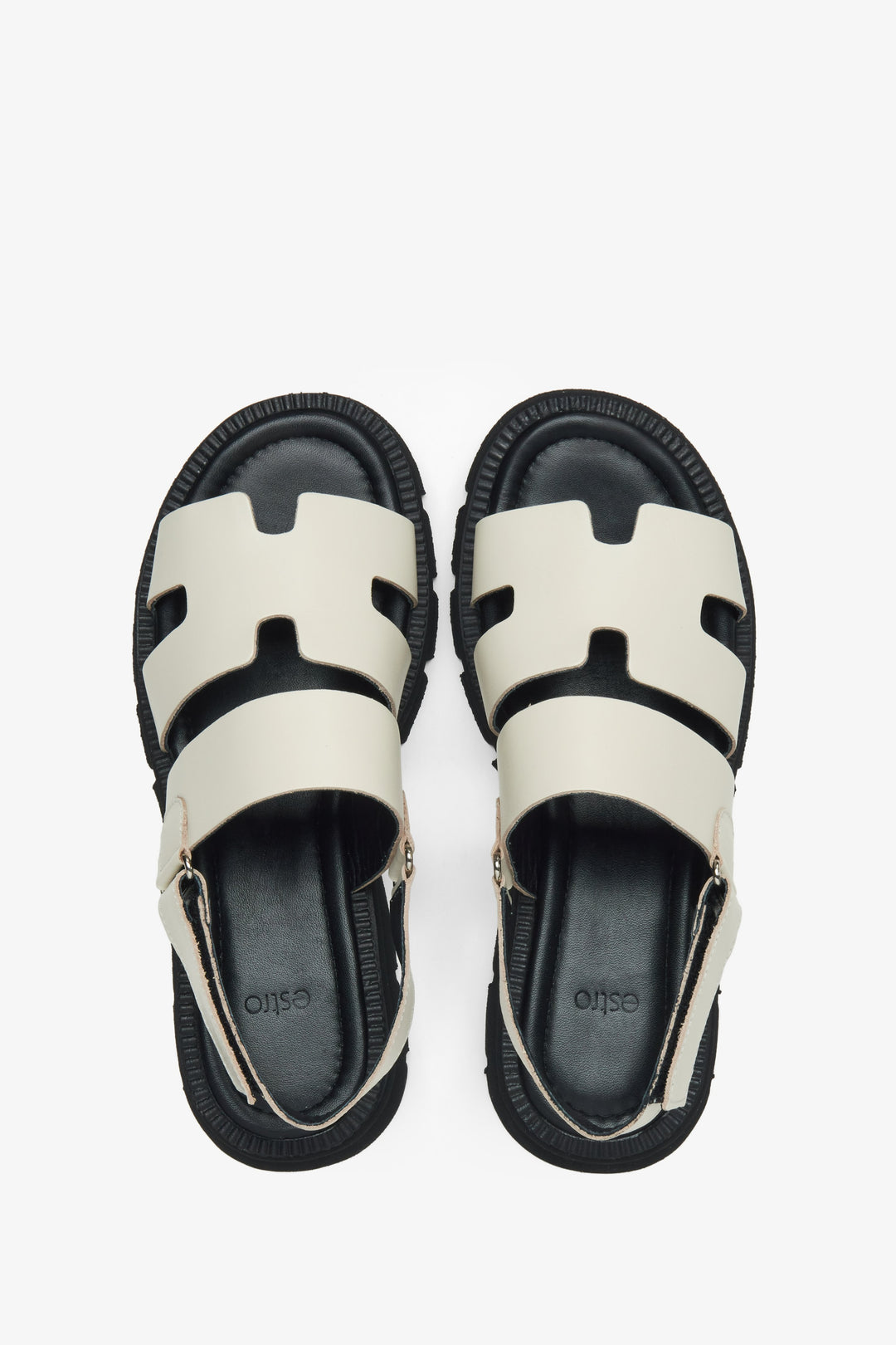 Skórzane sandały damskie w kolorze białym Estro - prezentacja modelu z góry.