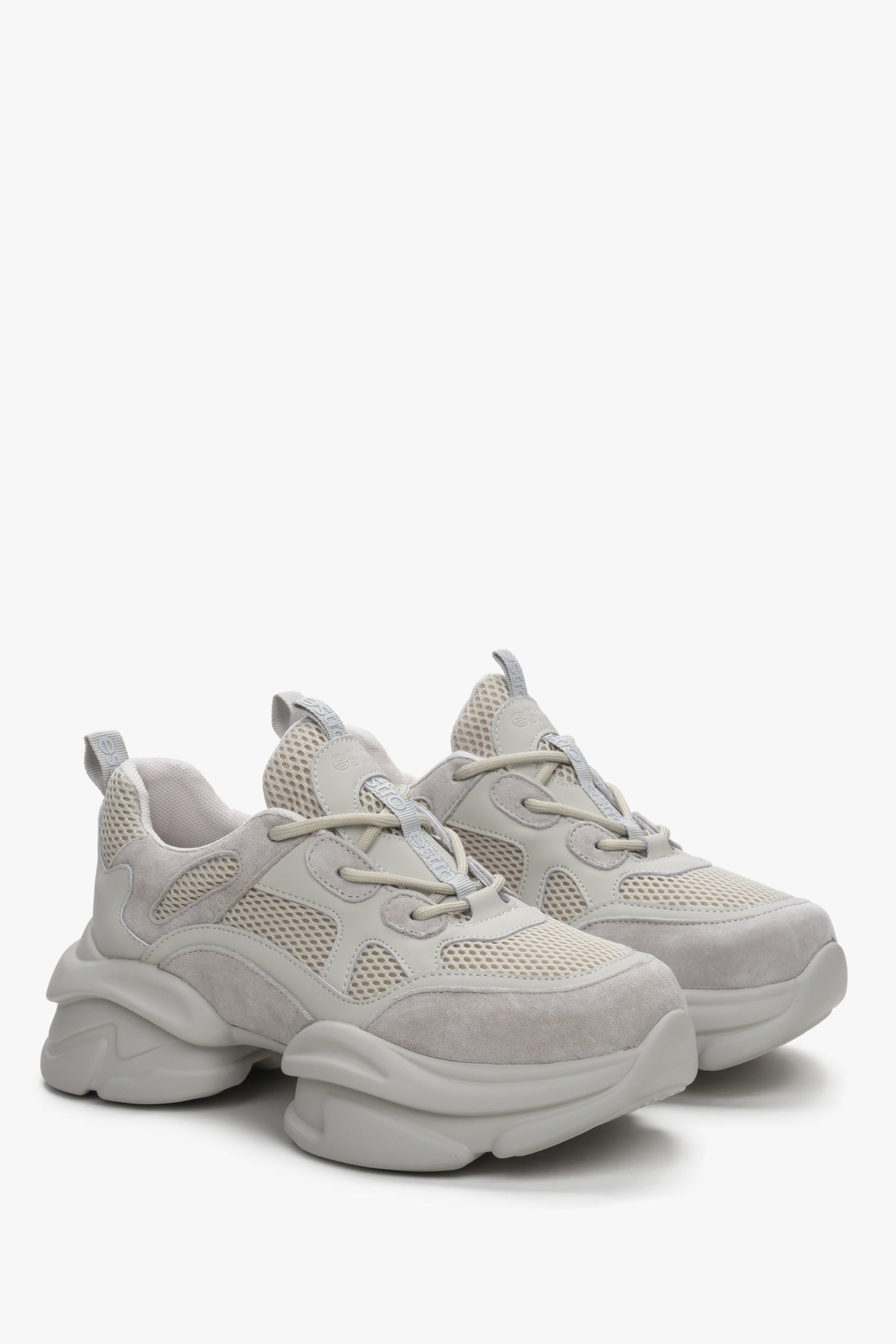 Sneakersy damskie w kolorze szarym z weluru i siateczki na grubej podeszwie Estro.