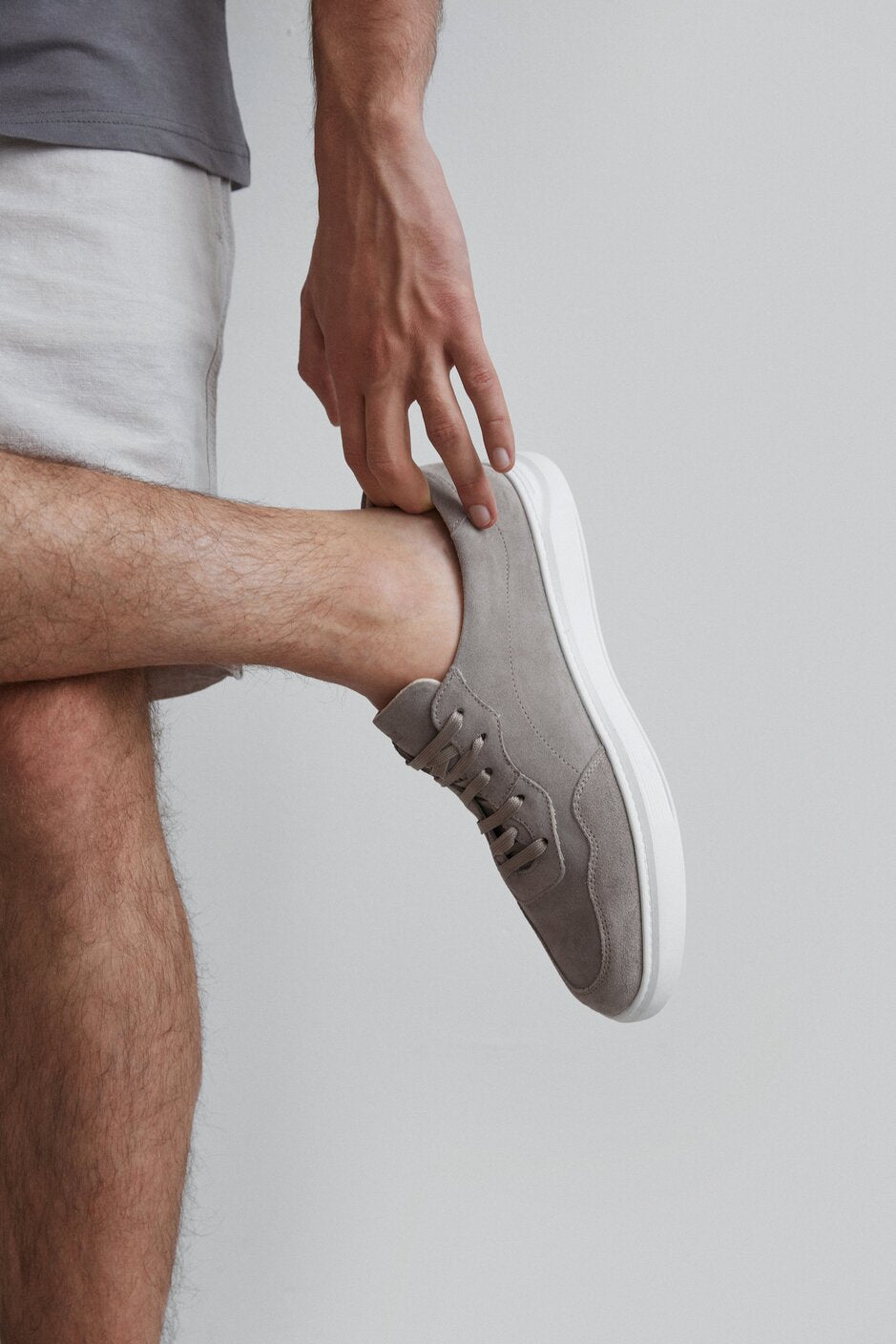 Szare trampki męskie z włoskiego weluru naturalnego Estro ER00112951