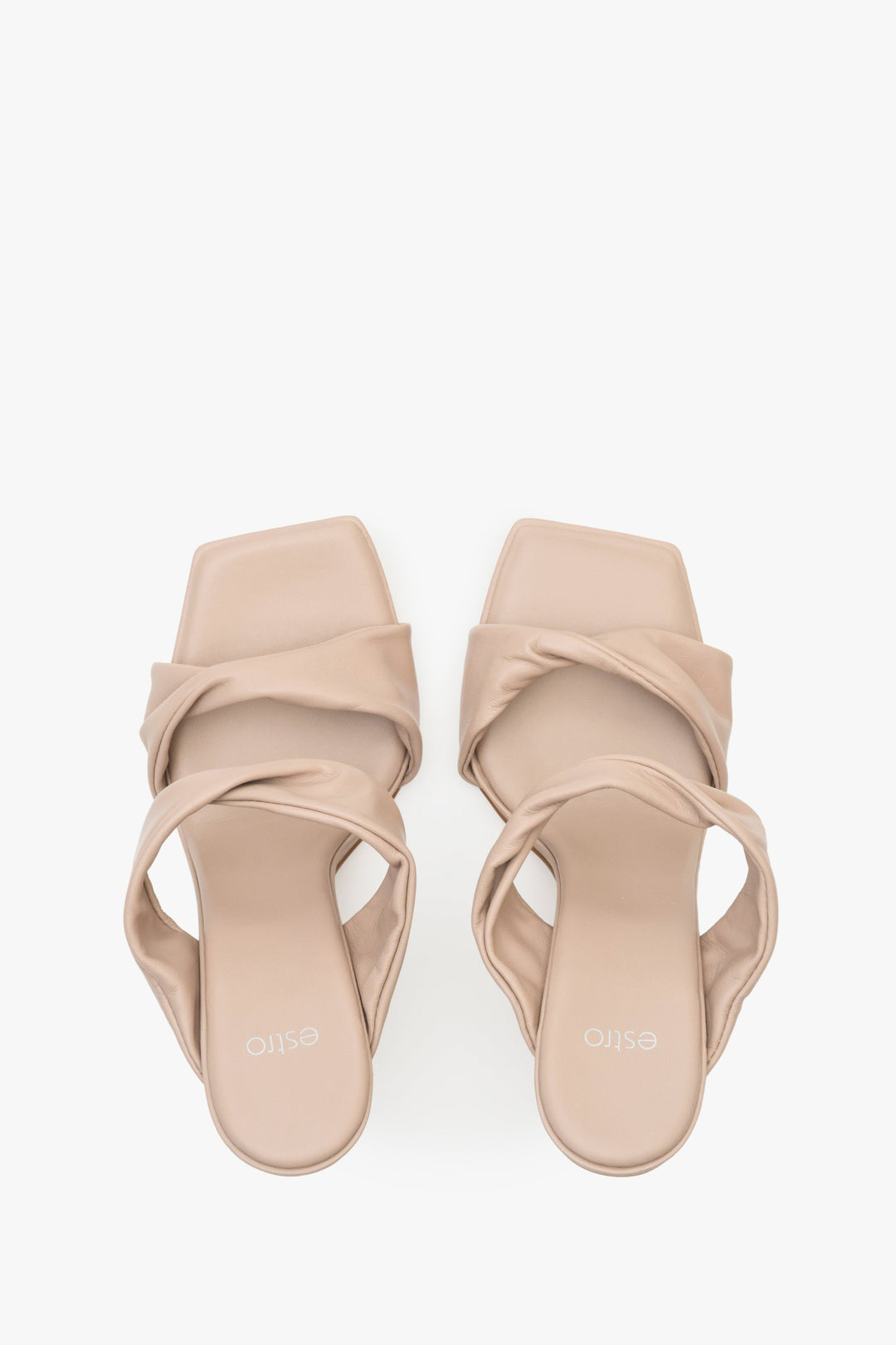 Skórzane klapki damskie Estro w kolorze beżowym - prezentacja modelu z góry.