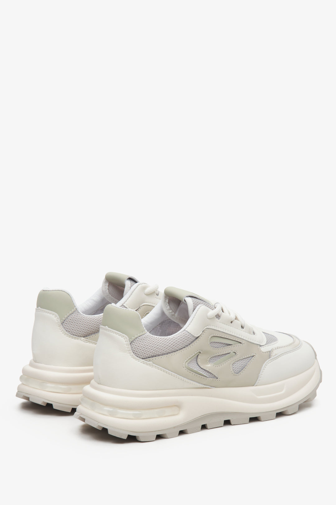 Sneakersy jasnobeżowe damskie z łączonych materiałów - zbliżenie na zapiętek i linię boczną buta.