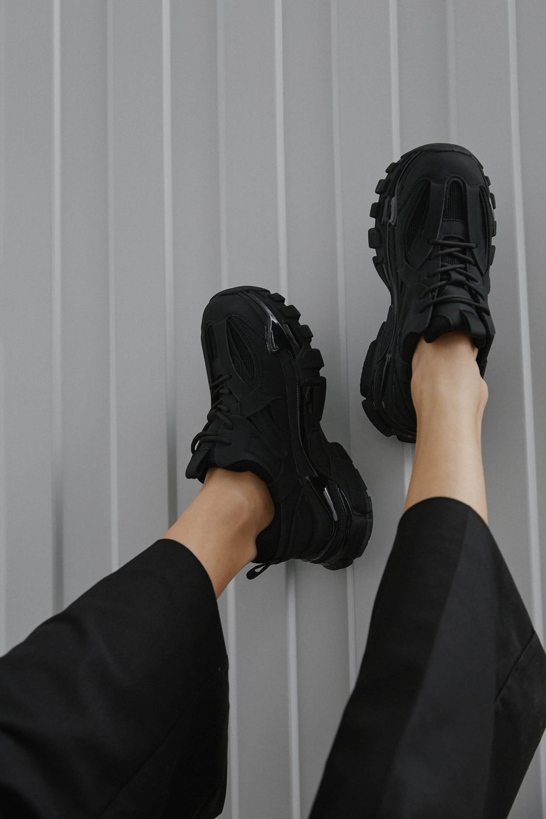Czarne sneakersy damskie na grubej podeszwie ES8 ER00115758