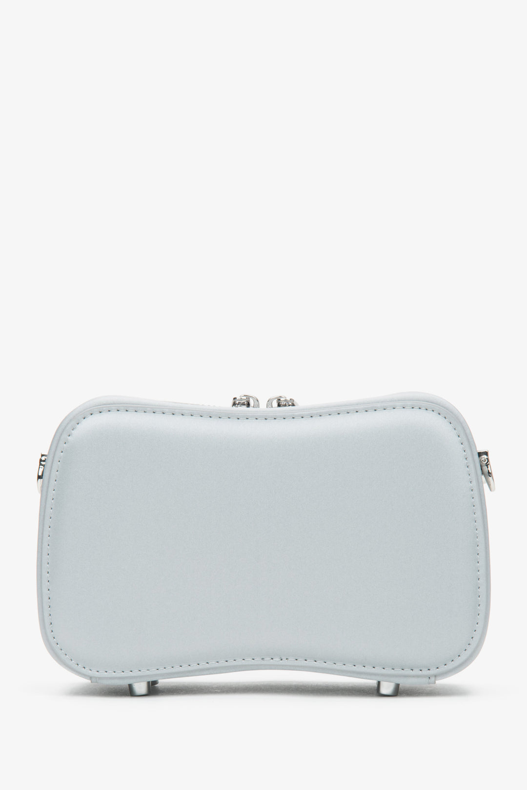 Mini torebka damska Estro w odcieniu srebra, zawieszona na delikatnym łańcuszku.