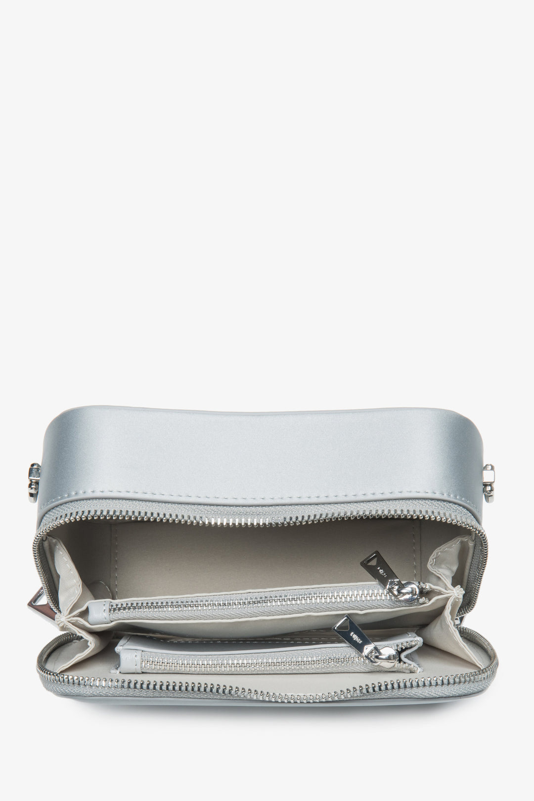 Kompaktowa srebrna torebka damska na łańcuszku od Estro – idealna na wieczorne wyjścia.