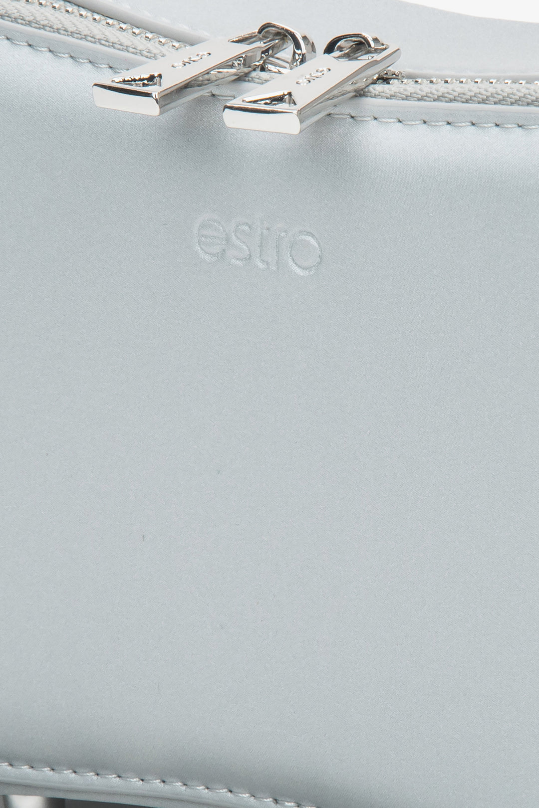 Subtelna szara torebka damska na łańcuszku marki Estro, dodająca elegancji każdej stylizacji - detale.