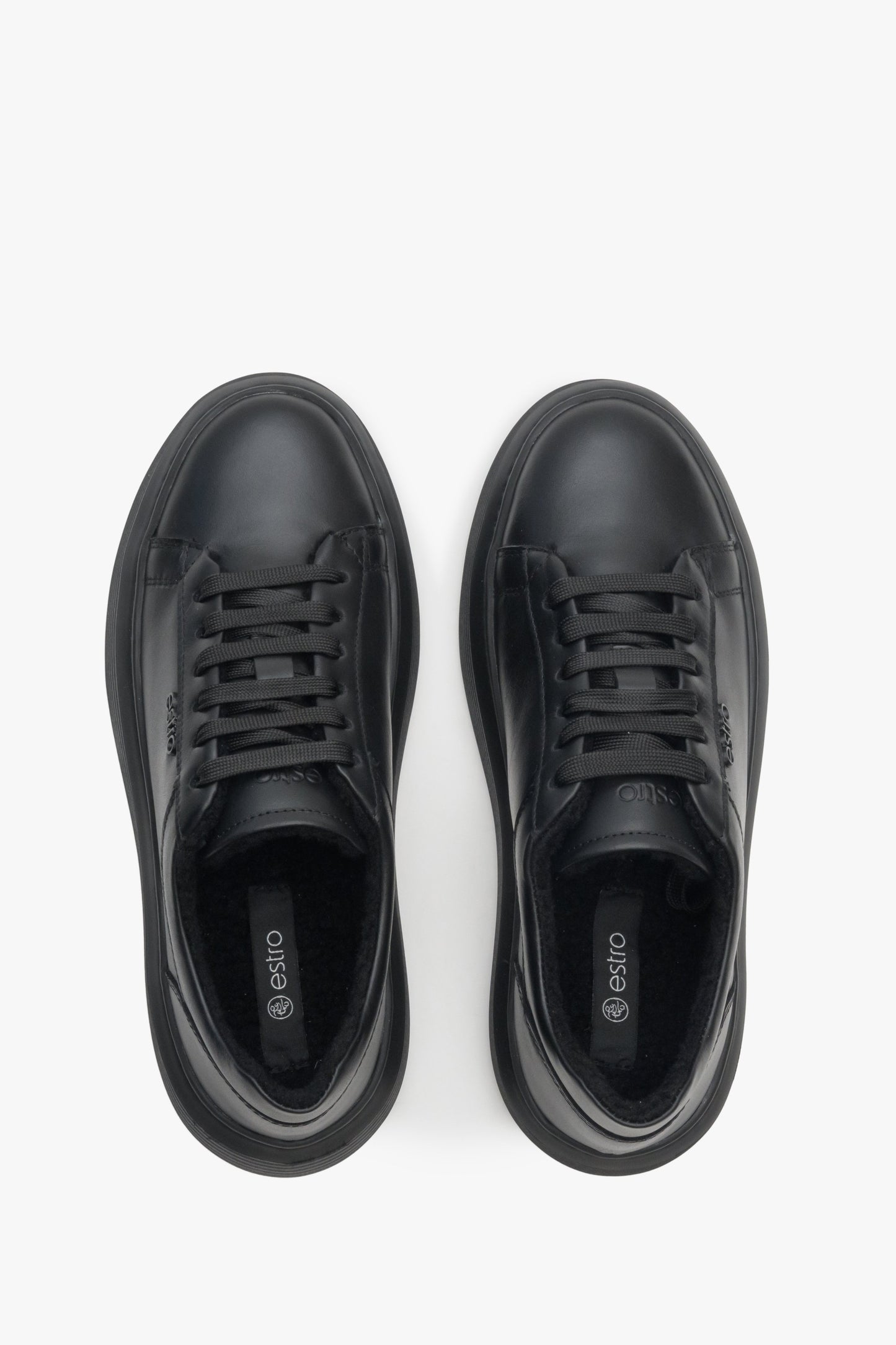 Czarne trampki damskie na zimę ze sznurowaniem i futrzanym wsadem - prezentacja modelu z góry.