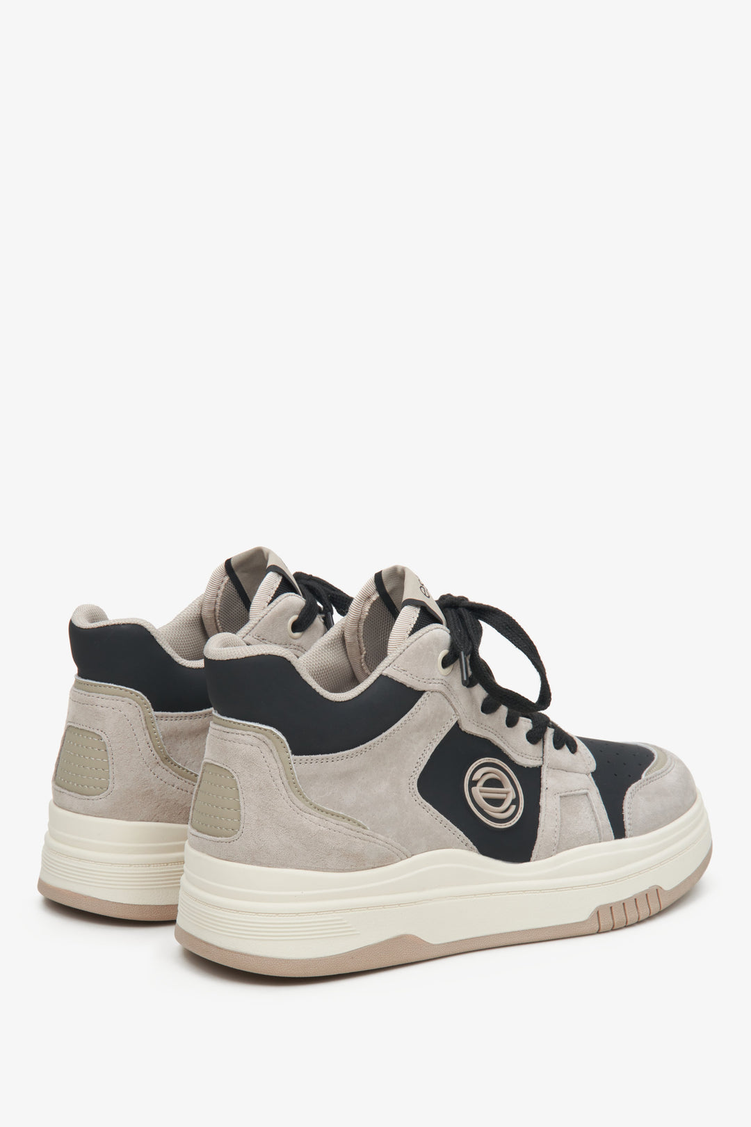 Wysokie sneakersy damskie Estro w kolorze szaro-czarnym Estro - zbliżenie na zapiętek i linię boczną buta.