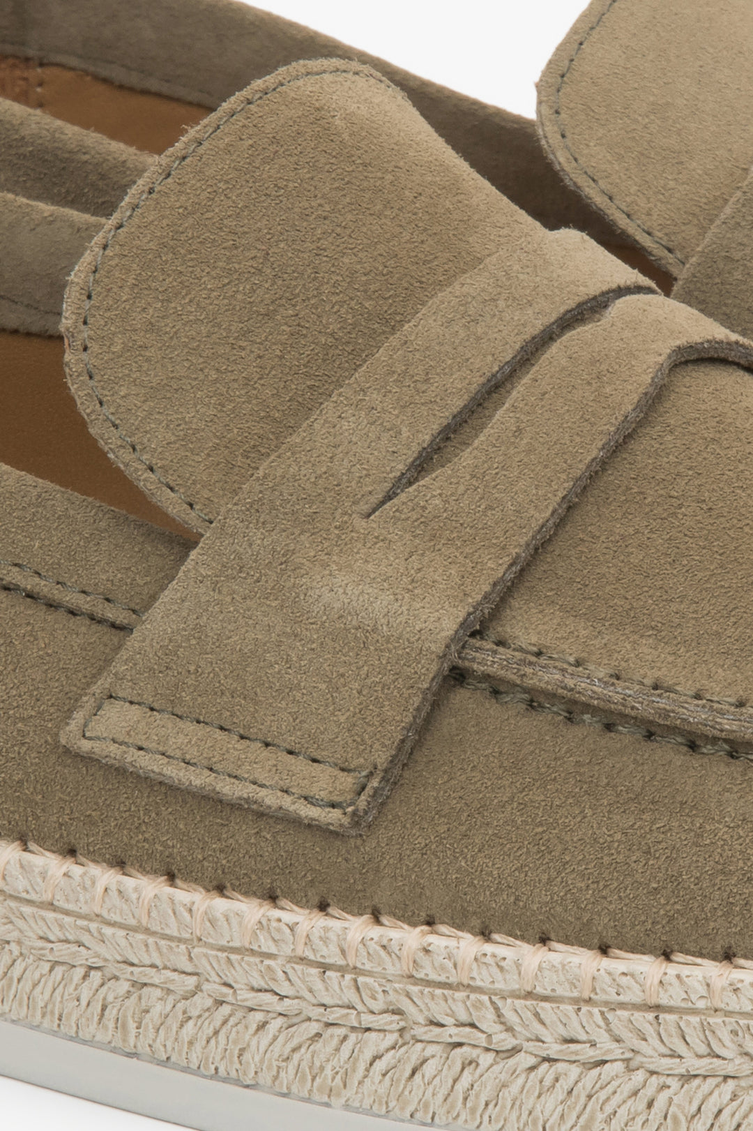 Mokasyny Estro khaki włoski welur - zbliżenie na detale.